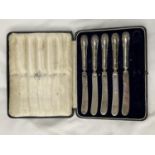 FIVE HALLMARKED SHEFFIELD BUTTER KNIVES IN A PRESENTATION BOX