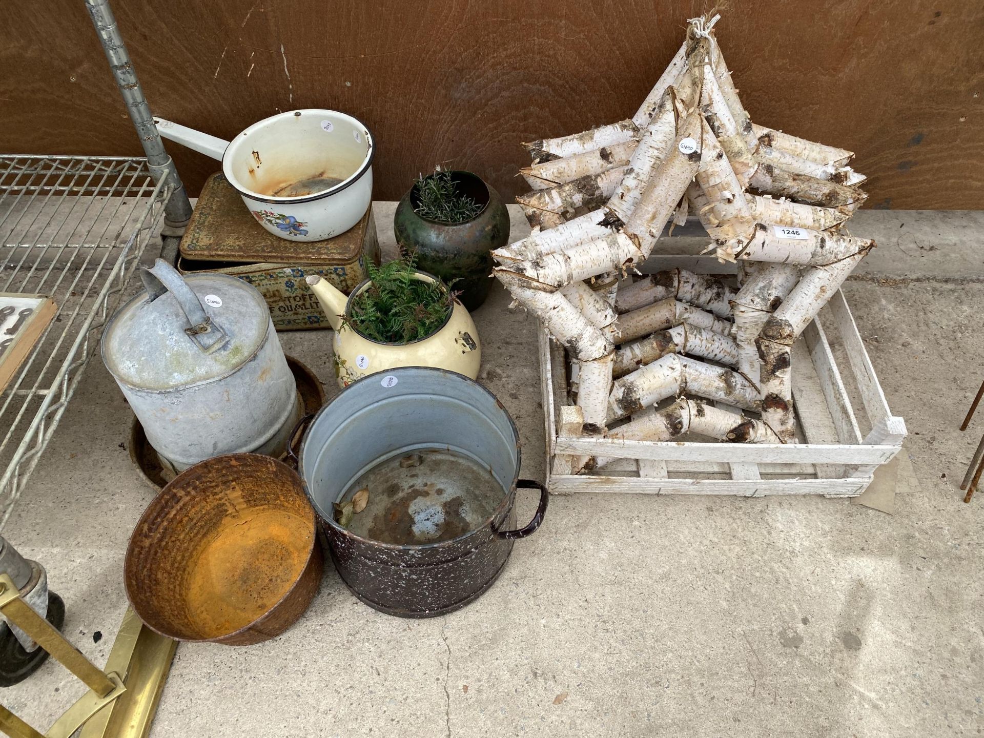 A LARGE ASSORTMENT OF ITEMS TO INCLUDE STARS FORMED FROM LOGS, AN ENAMEL KETTLE AND A GALVANISED