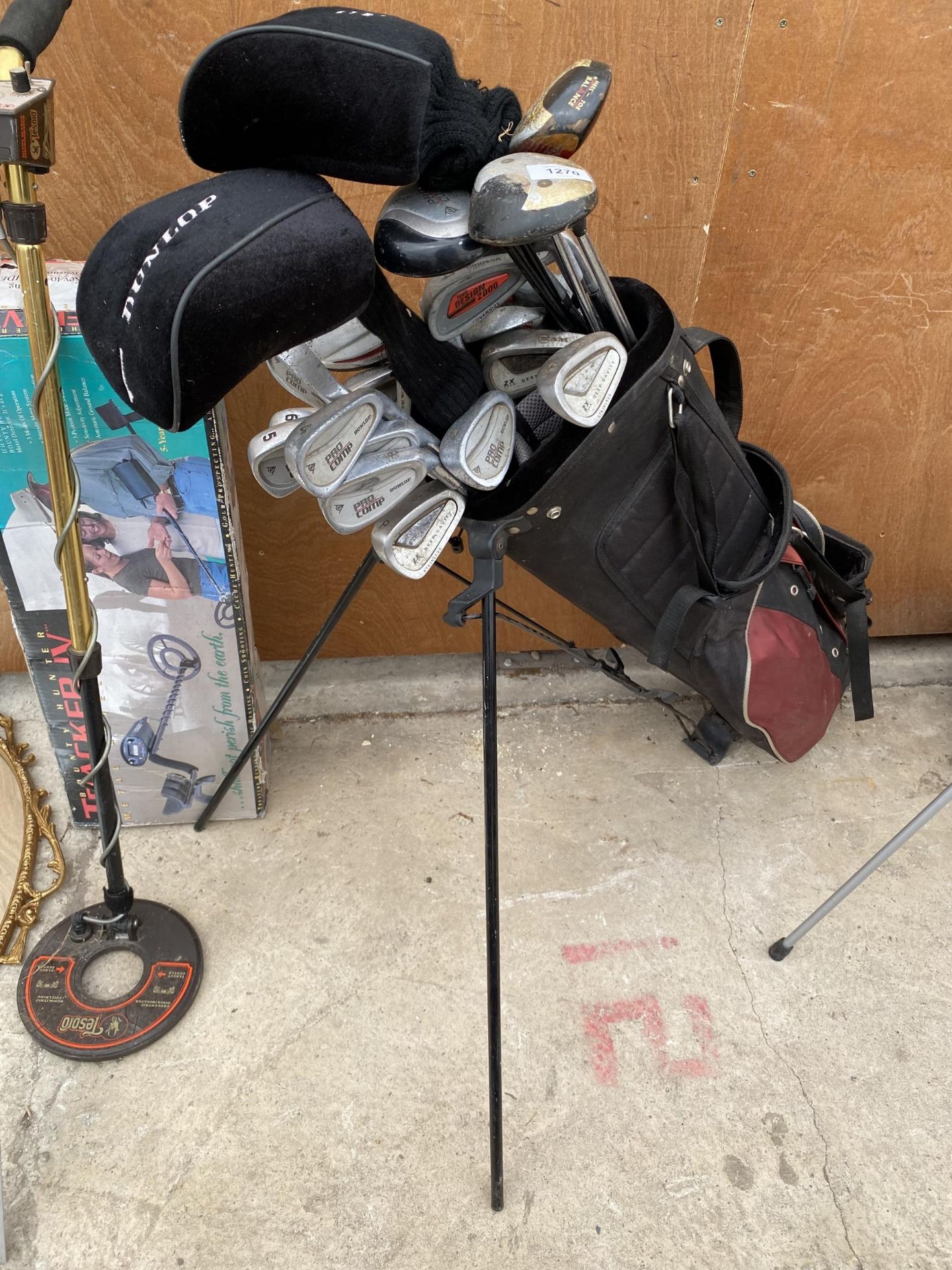 A DUNLOP GOLF BAG WITH AN ASSORTMENT OF GOLF CLUBS TO INCLUDE PING, WILSON AND DUNLOP ETC