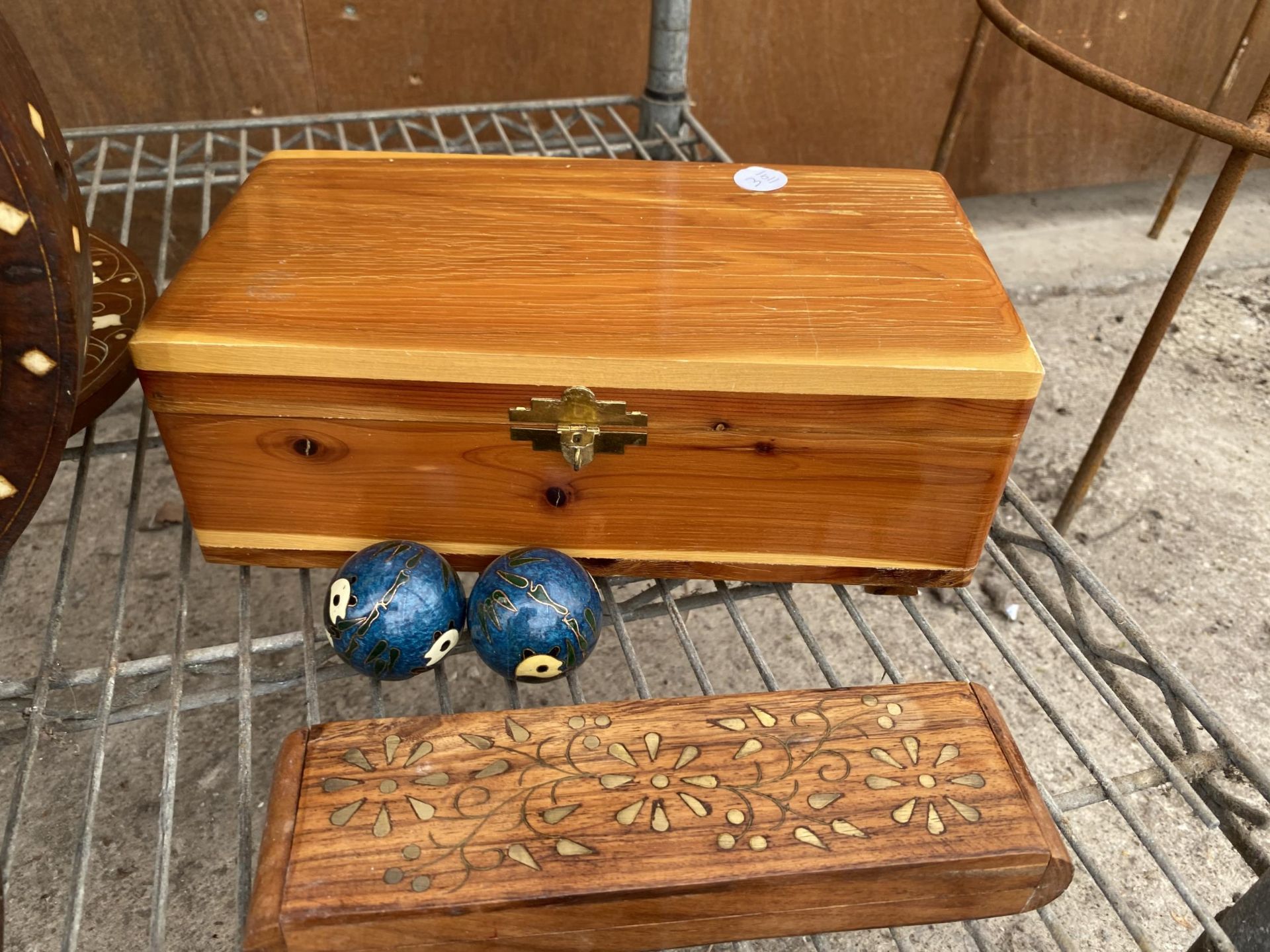 AN ASSORTMENT OF TREEN ITEMS TO INCLUDE A CAKE STAND, A JEWELLERY BOX AND A BAROMETER ETC - Image 4 of 5