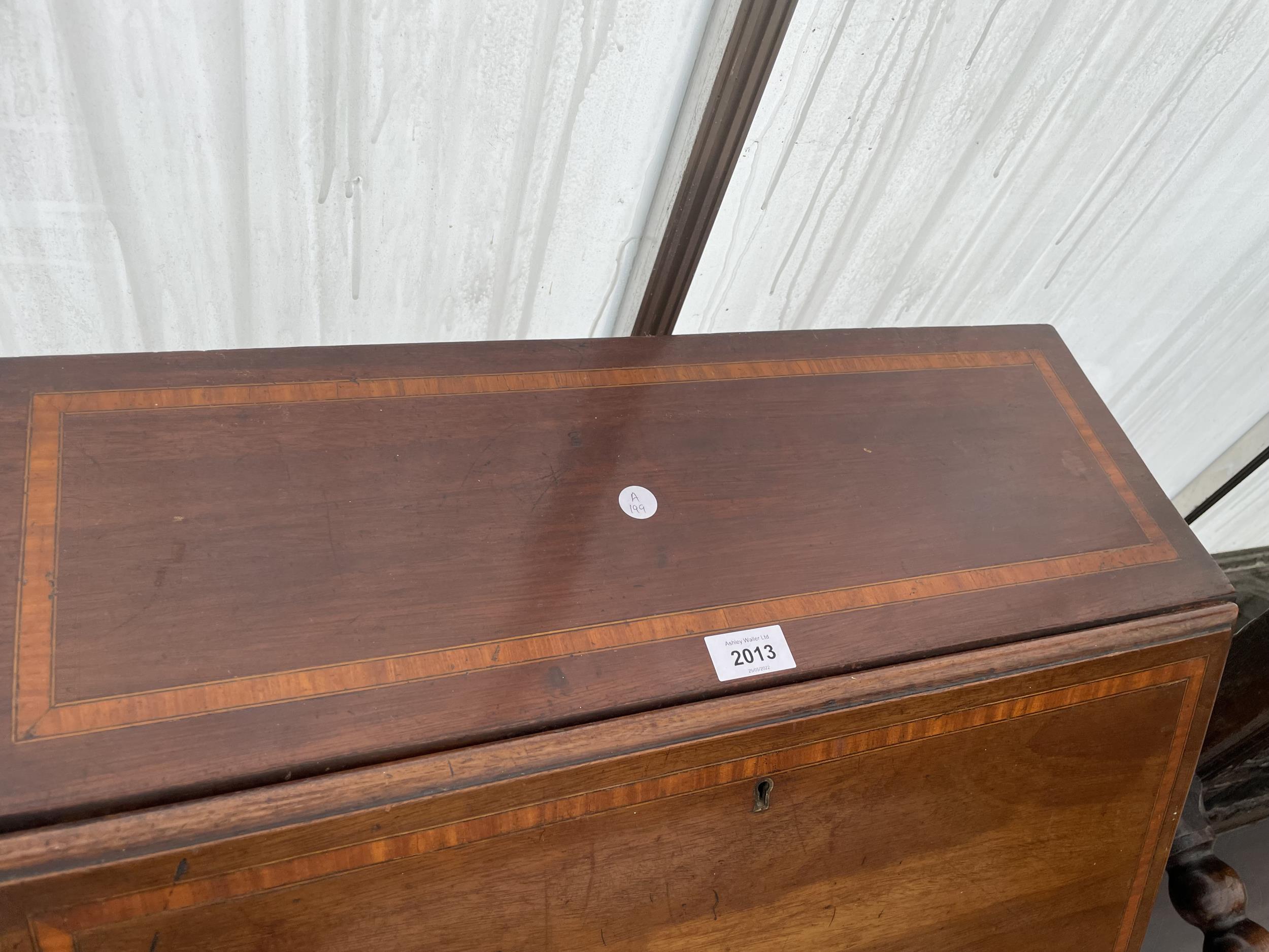 AN EDWARDIAN MAHOGANY CROSSBANDED AND SHELL INLAID BUREAU, 24" WIDE - Image 2 of 6