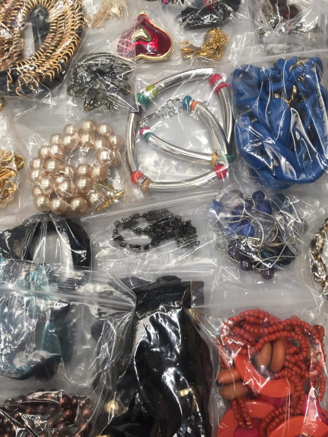 A QUANTITY OF COSTUME JEWELLERY TO INCLUDE BROOCHES, RINGS, NECKLACES, ETC - Image 2 of 3