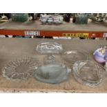 A COLLECTION OF GLASSWARE TO INCLUDE PLATES IN THE SHAPE OF FISHES, BOWL, CAKE STAND, ETC