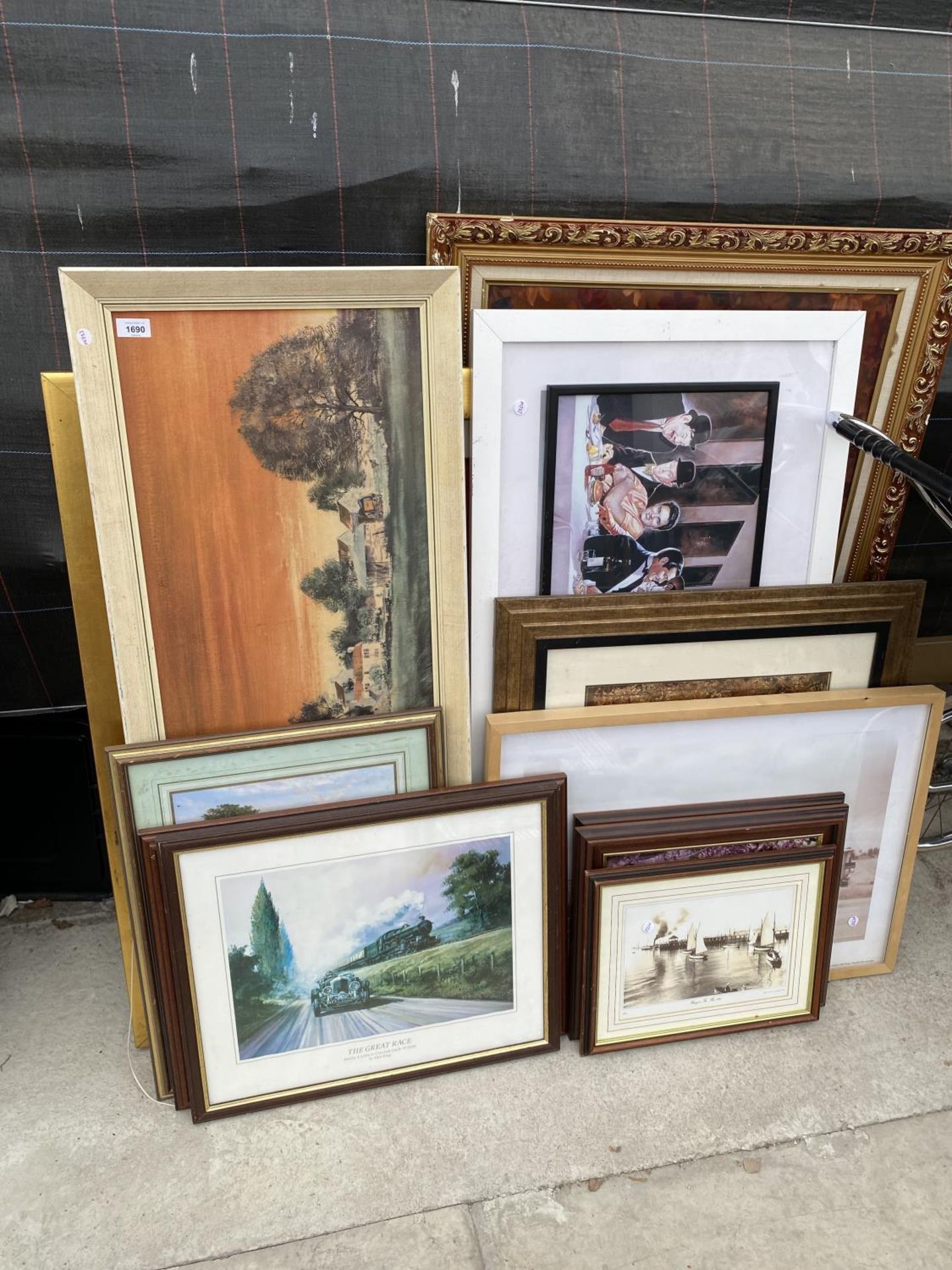 AN ASSORTMENT OF FRAMED PRINTS AND PICTURES