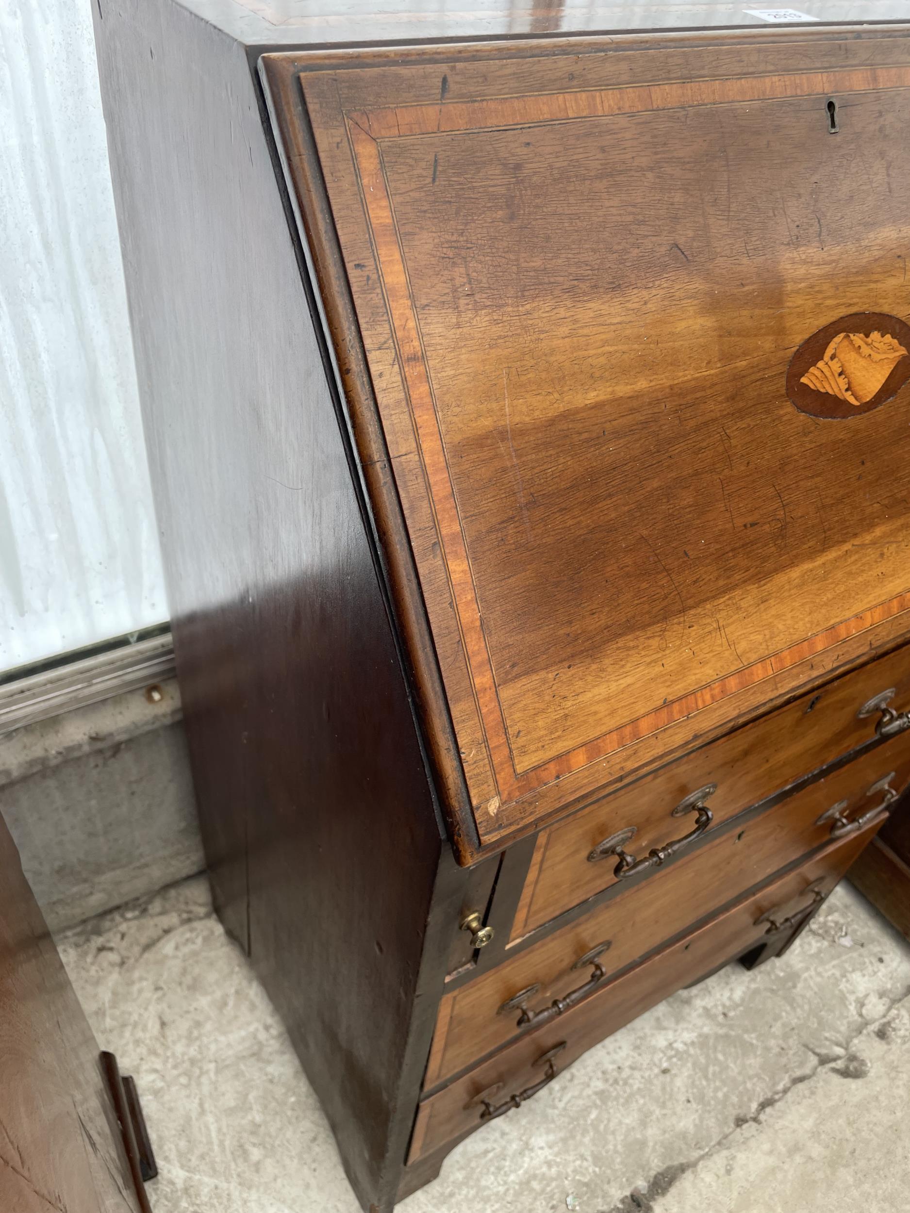 AN EDWARDIAN MAHOGANY CROSSBANDED AND SHELL INLAID BUREAU, 24" WIDE - Image 5 of 6