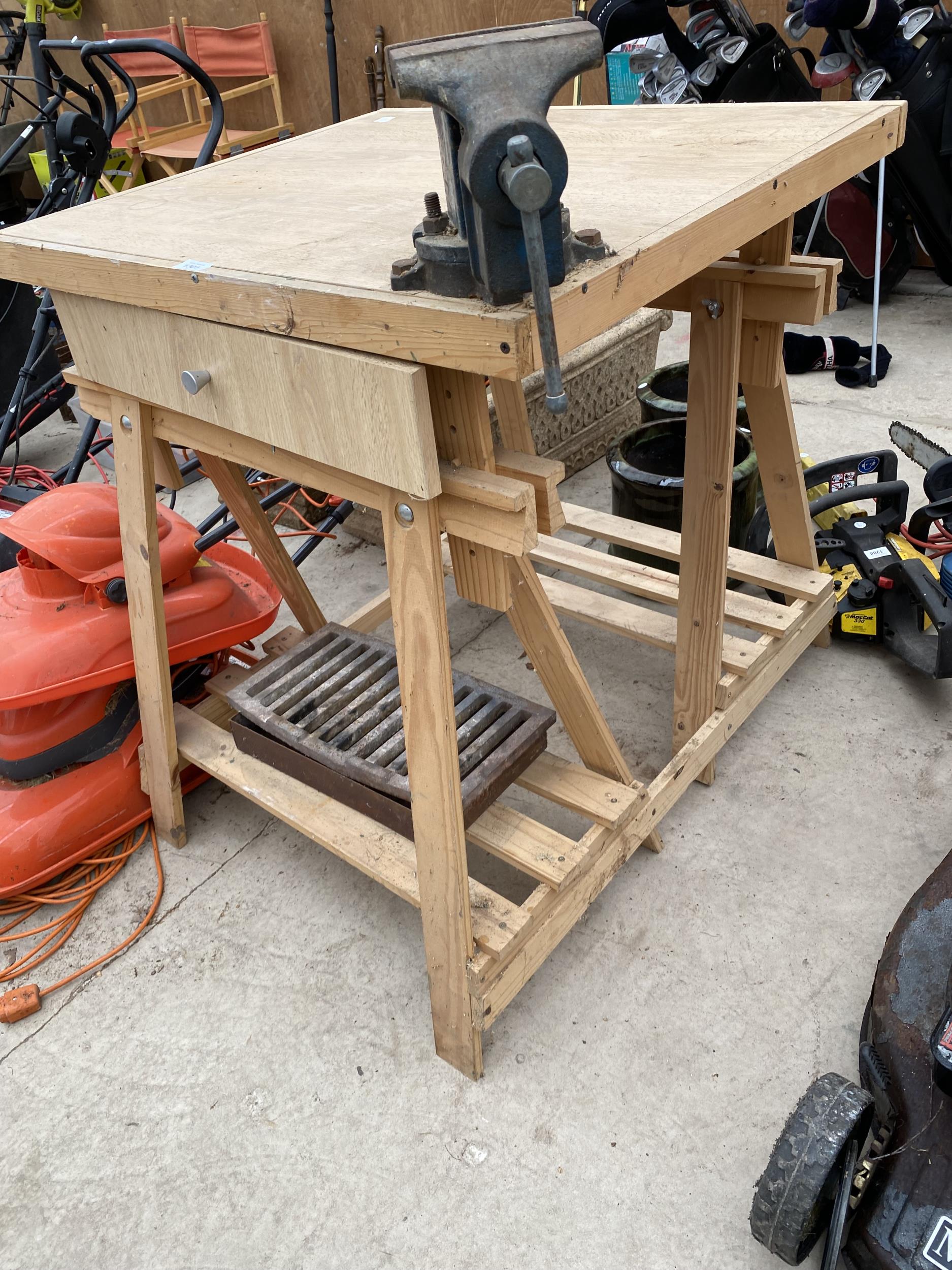 A WOODEN WORK BENCH WITH A BENCH VICE - Image 2 of 4