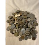 A BAG CONTAINING APPROXIMATELY FOUR HUNDRED MIXED INTERNATIONAL COINS