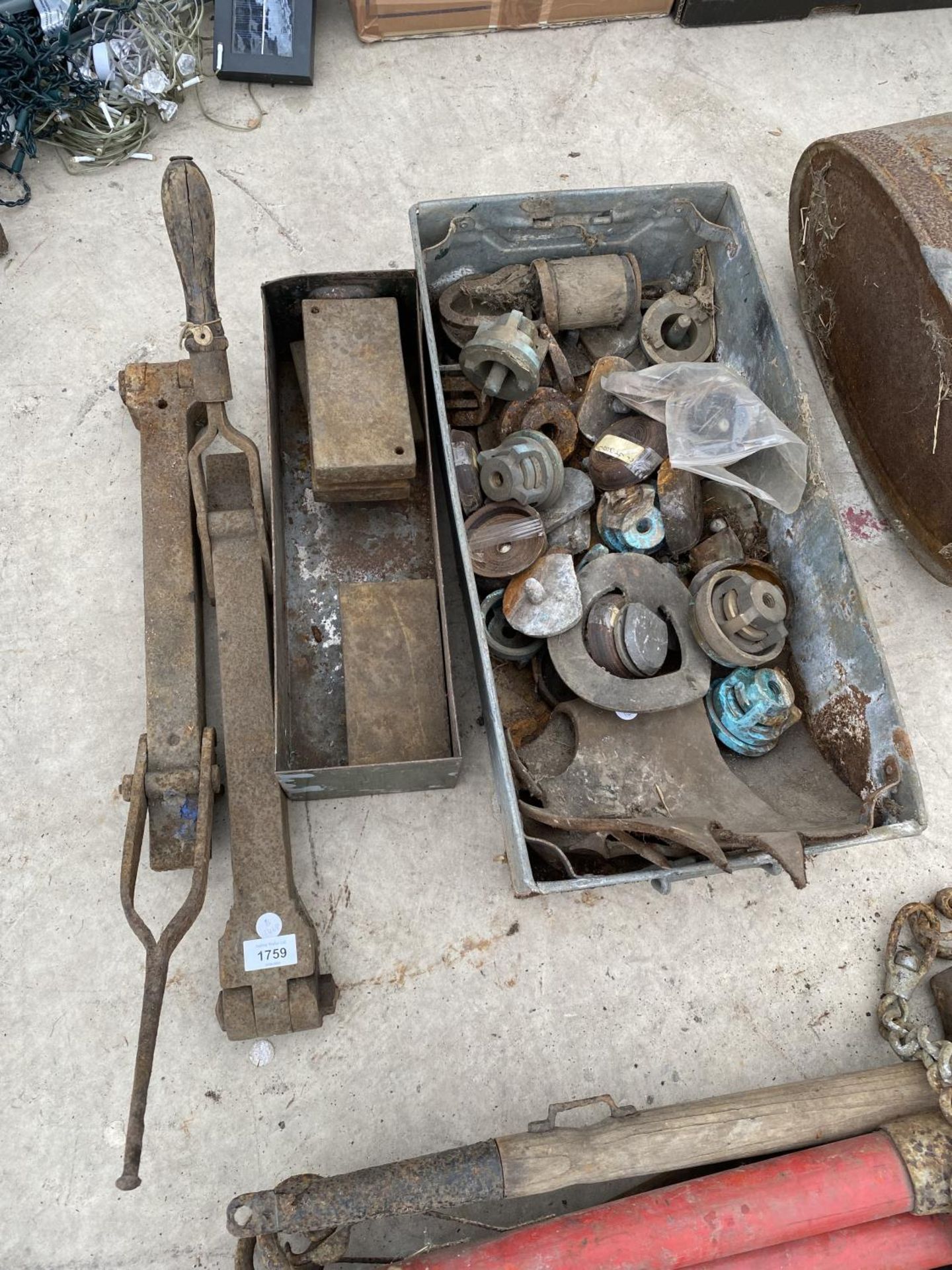 AN ASSORTMENT OF VARIOUS VINTAGE ITEMS TO INCLUDE A GALVANISED TRAY AND FITTINGS ETC - Image 3 of 6