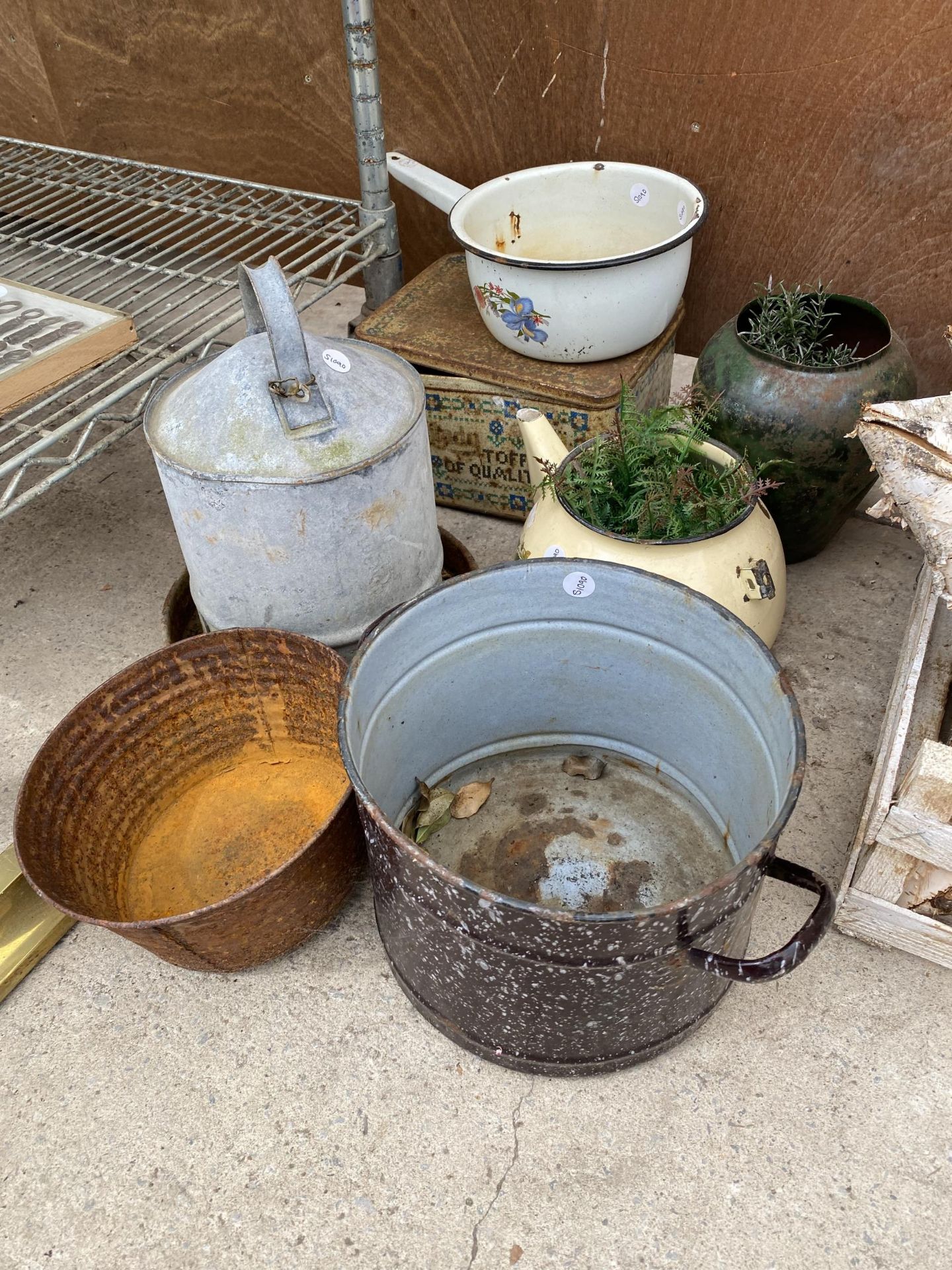 A LARGE ASSORTMENT OF ITEMS TO INCLUDE STARS FORMED FROM LOGS, AN ENAMEL KETTLE AND A GALVANISED - Image 3 of 4