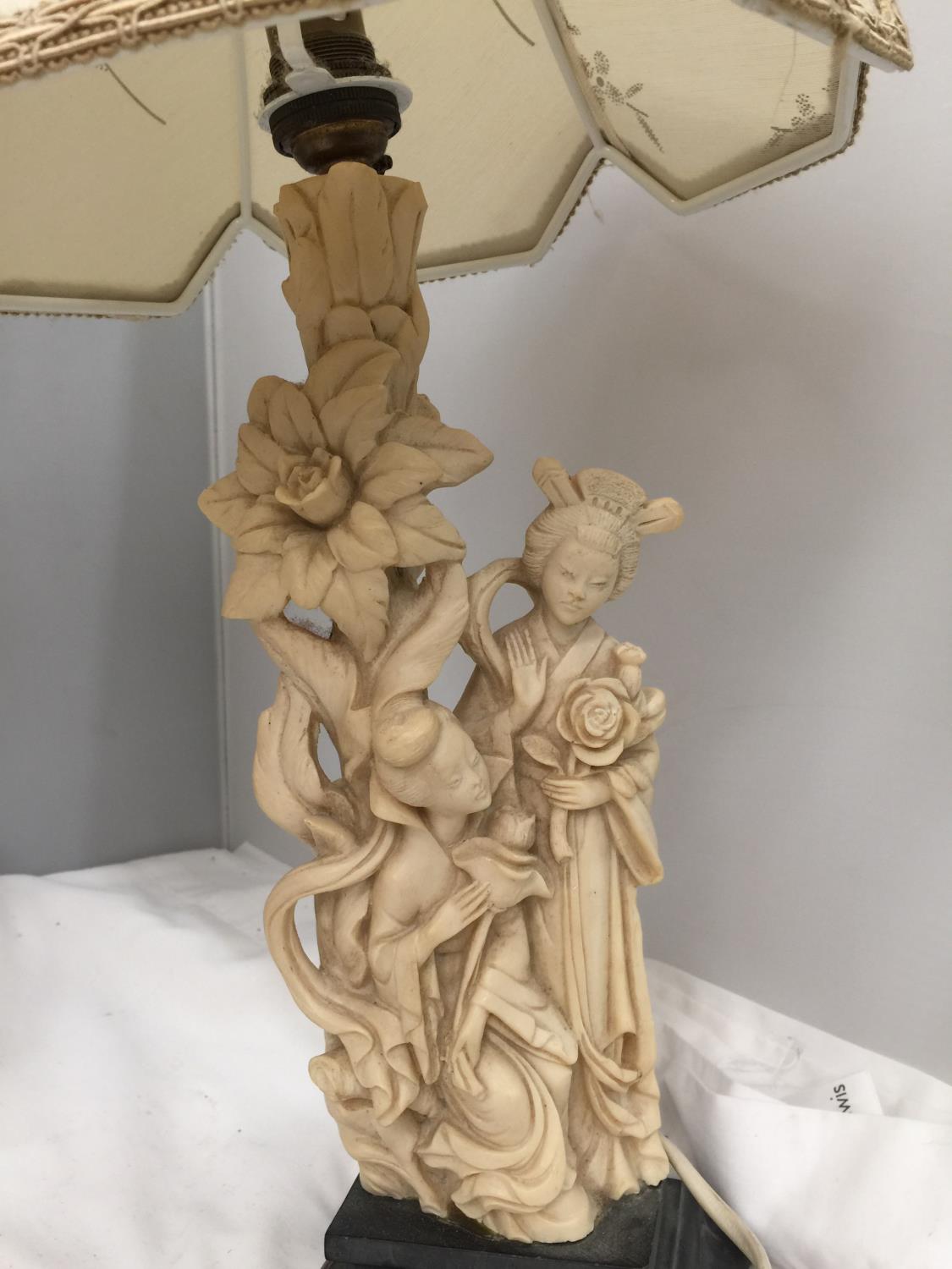 A PAIR OF CARVED ORIENTAL STYLE TABLE LAMPS DEPICTING LADIES AND FLOWERS - Image 4 of 6