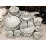 A QUANTITY OF CHINA DINNERWARE TO INCLUDE PLATES, BOWLS, CUPS, SAUCERS, ETC