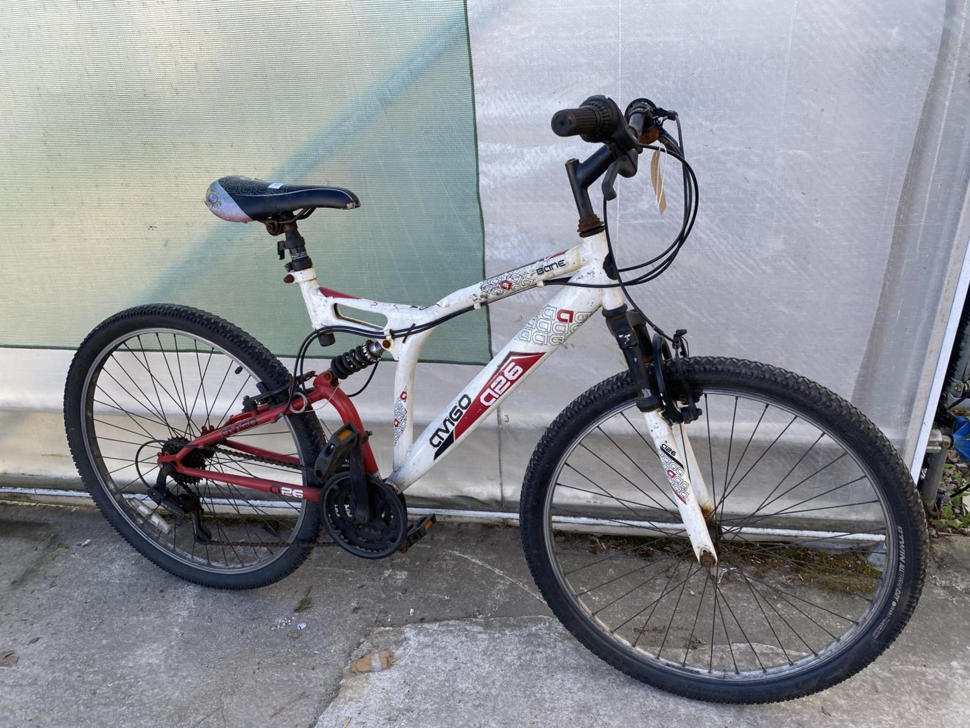 A GENTS AMIGO MOUNTAIN BIKE WITH FRONT AND REAR SUSPENSION AND AN 18 SPEED GEAR SYSTEM