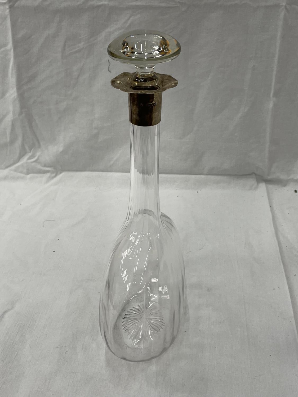 AN UNUSUAL GLASS DECANTER WITH A HALLMARKED LONDON SILVER COLLAR - Image 4 of 5