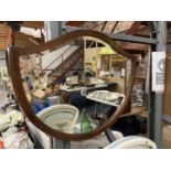 A VINTAGE MAHOGANY FRAMED SHIELD SHAPED MIRROR WITH BEVELLED GLASS 76CM X 56CM