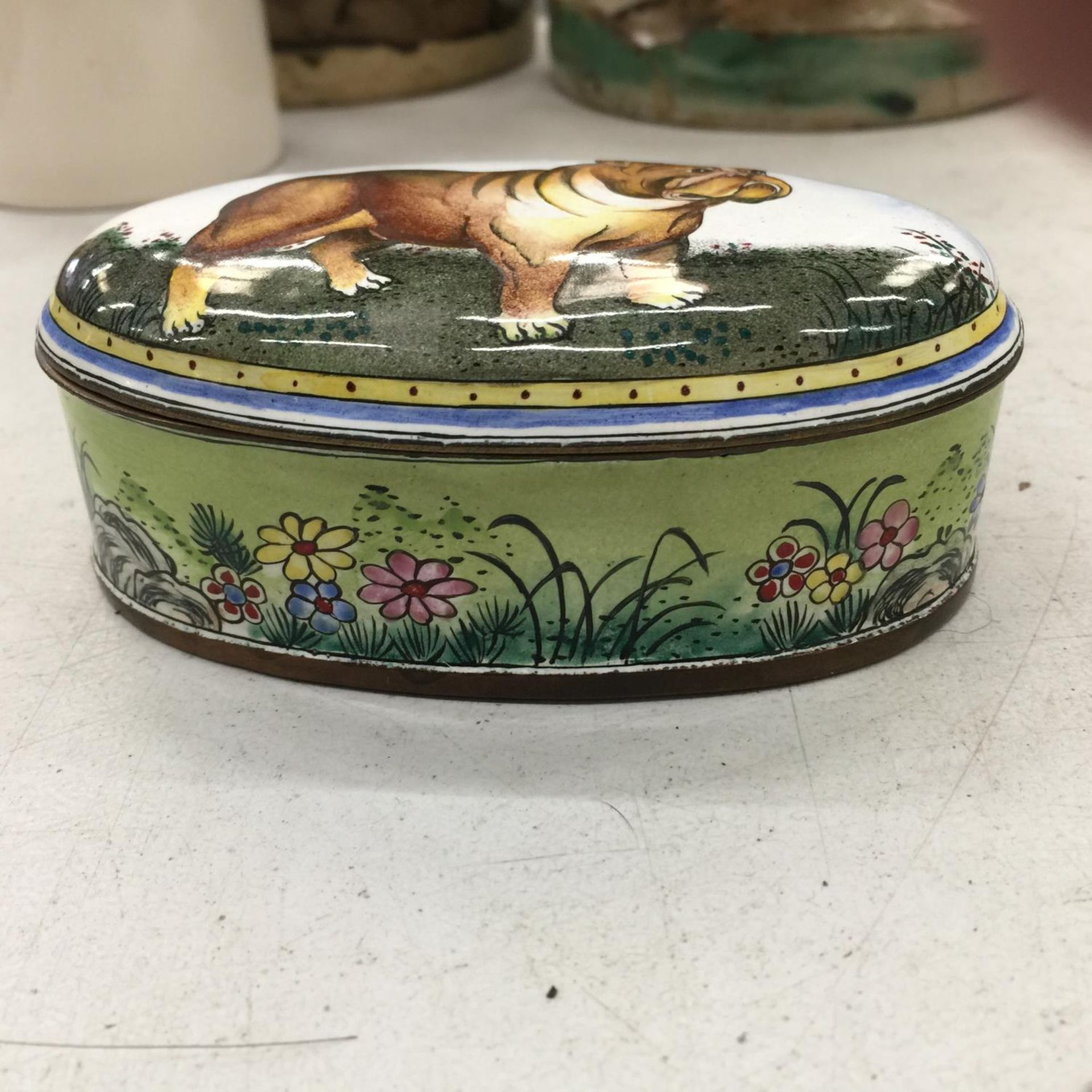 A CLOISONNE TRINKET BOX WITH BULLDOG LID - Image 2 of 3