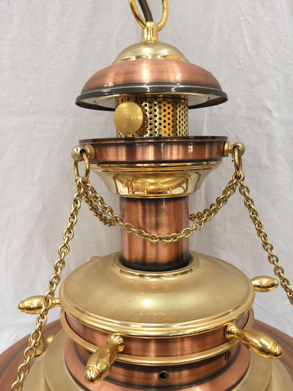 AN UNUSUAL BRASS AND COPPER PENDANT LIGHT WITH DOMED GLASS SHADE, SHIPS WHEEL DESIGN AND CHAINS - Image 4 of 6