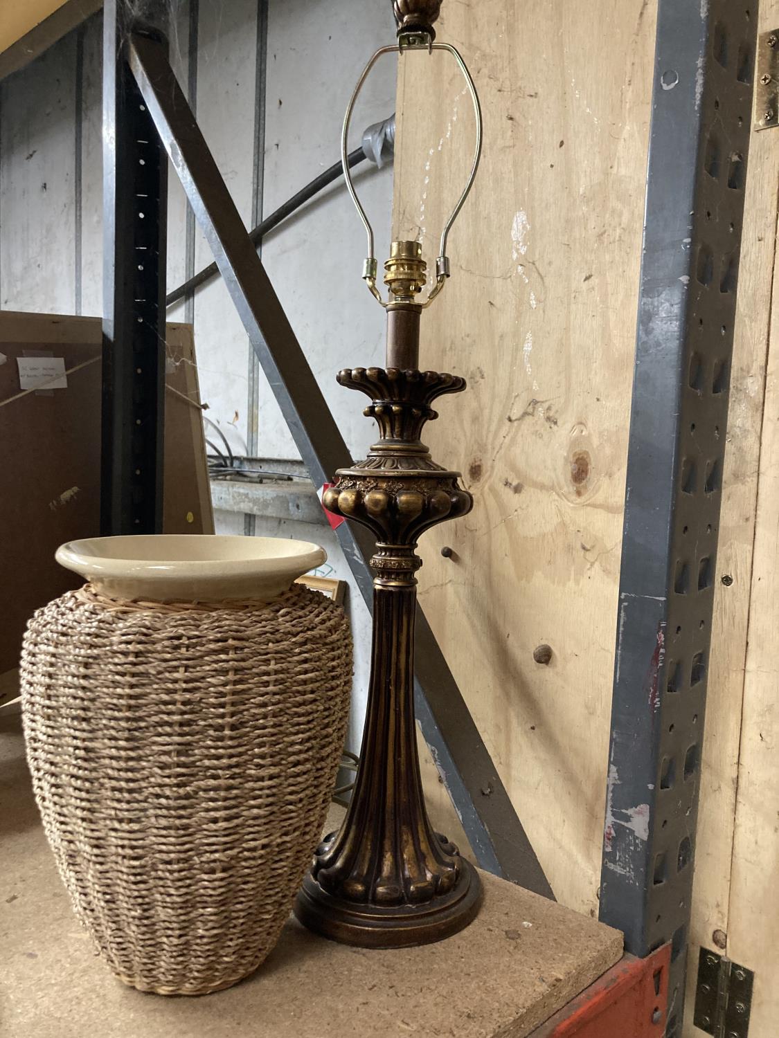 A LARGE VINTAGE STYLE LAMP BASE HEIGHT APPROX 47CM AND A VASE 'IN A BASKET'