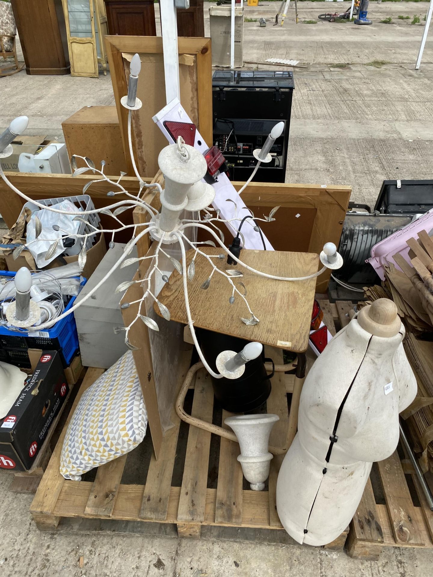 AN ASSORTMENT OF HOUSEHOLD CLEARANCE ITEMS TO INCLUDE A LIGHT FITTING AND A TABLE