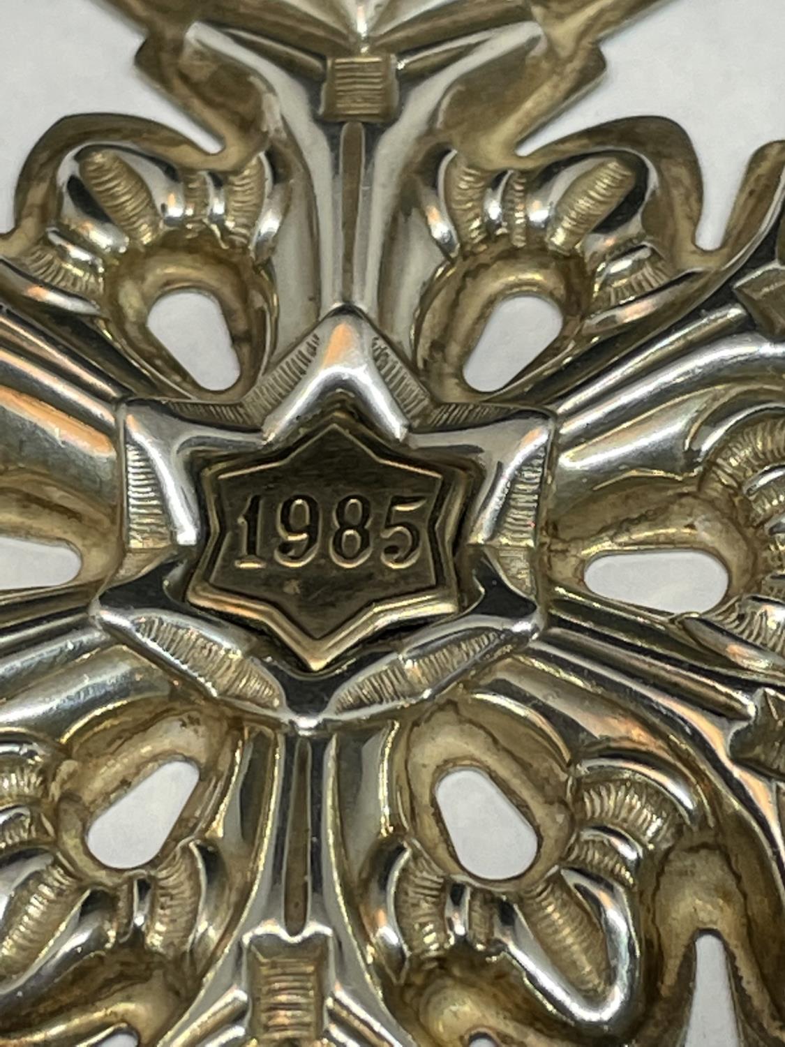 A GORHAM STERLING SILVER 1985 SNOWFLAKE GOLD FILLED - Image 2 of 4