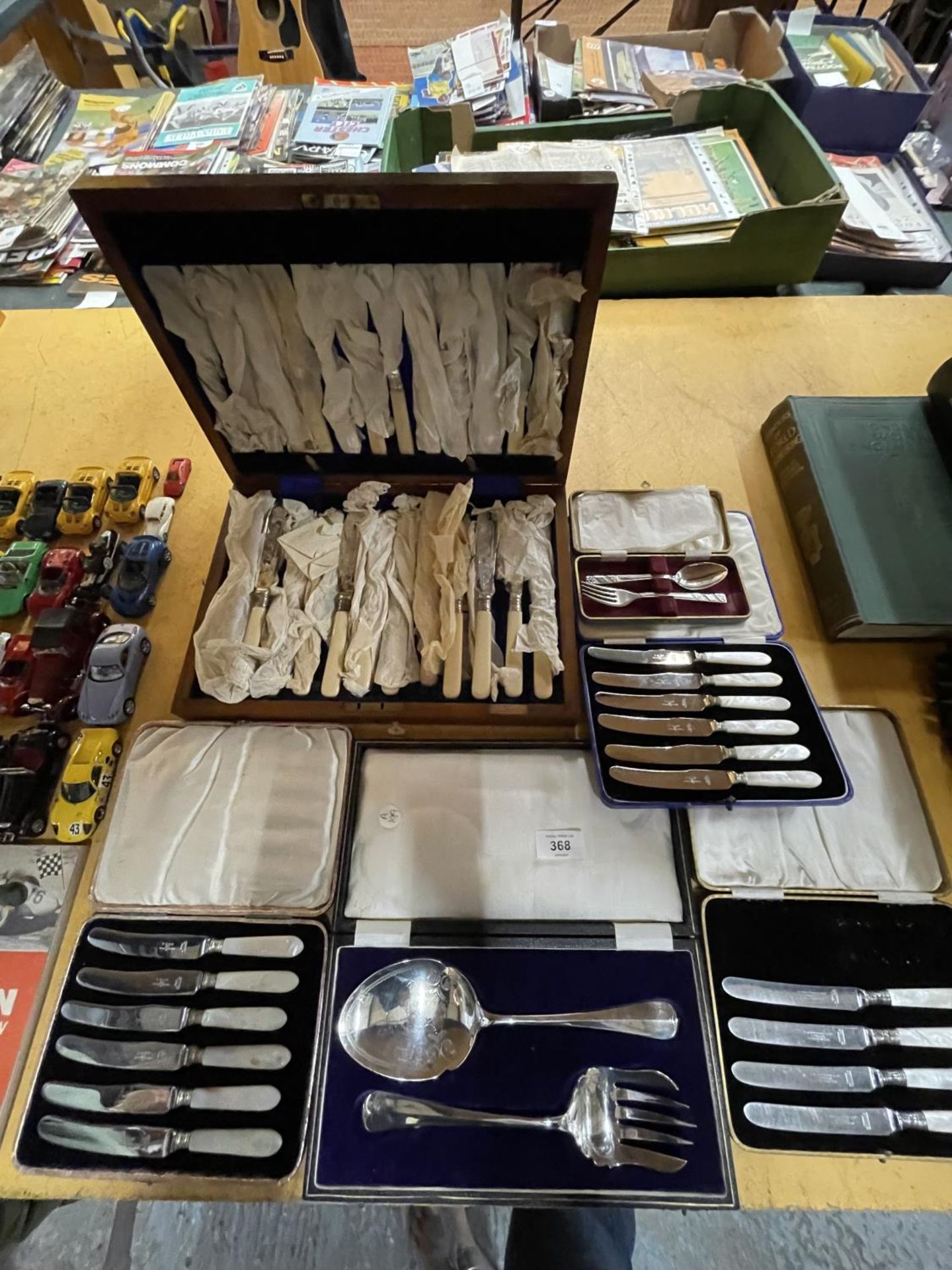 A LARGE AMOUNT OF CASED FLATWARE TO INCLUDE SILVER PLATED SERVING SETS AND SHEFFIELD STAINLESS STEEL