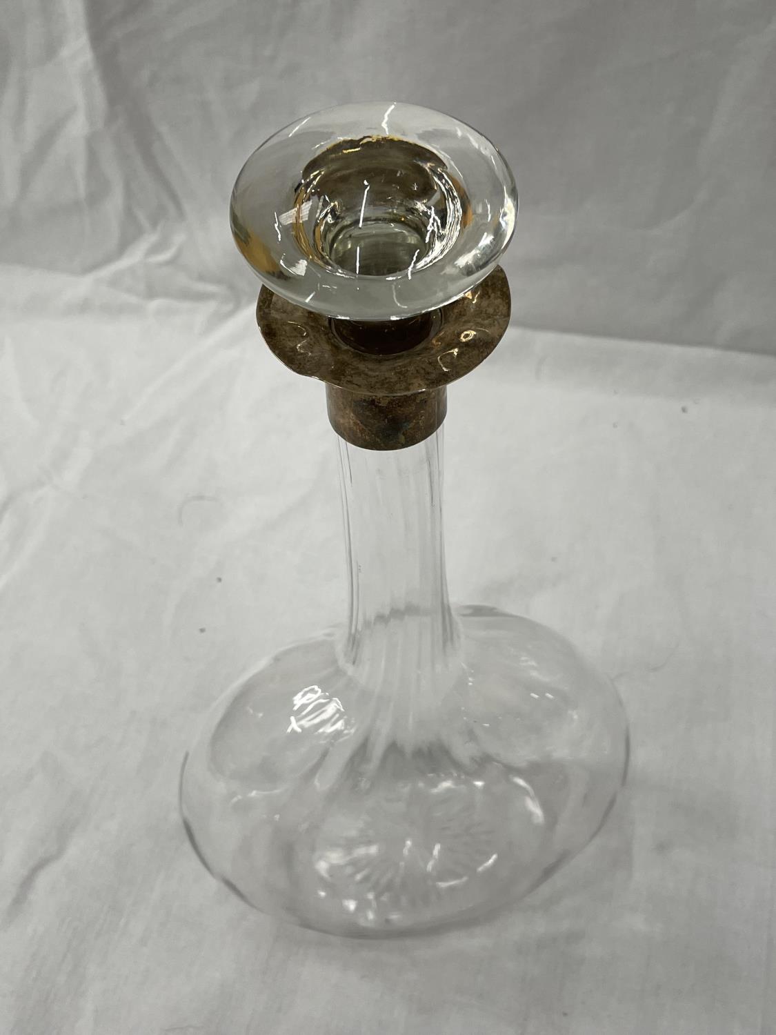 AN UNUSUAL GLASS DECANTER WITH A HALLMARKED LONDON SILVER COLLAR - Image 2 of 5