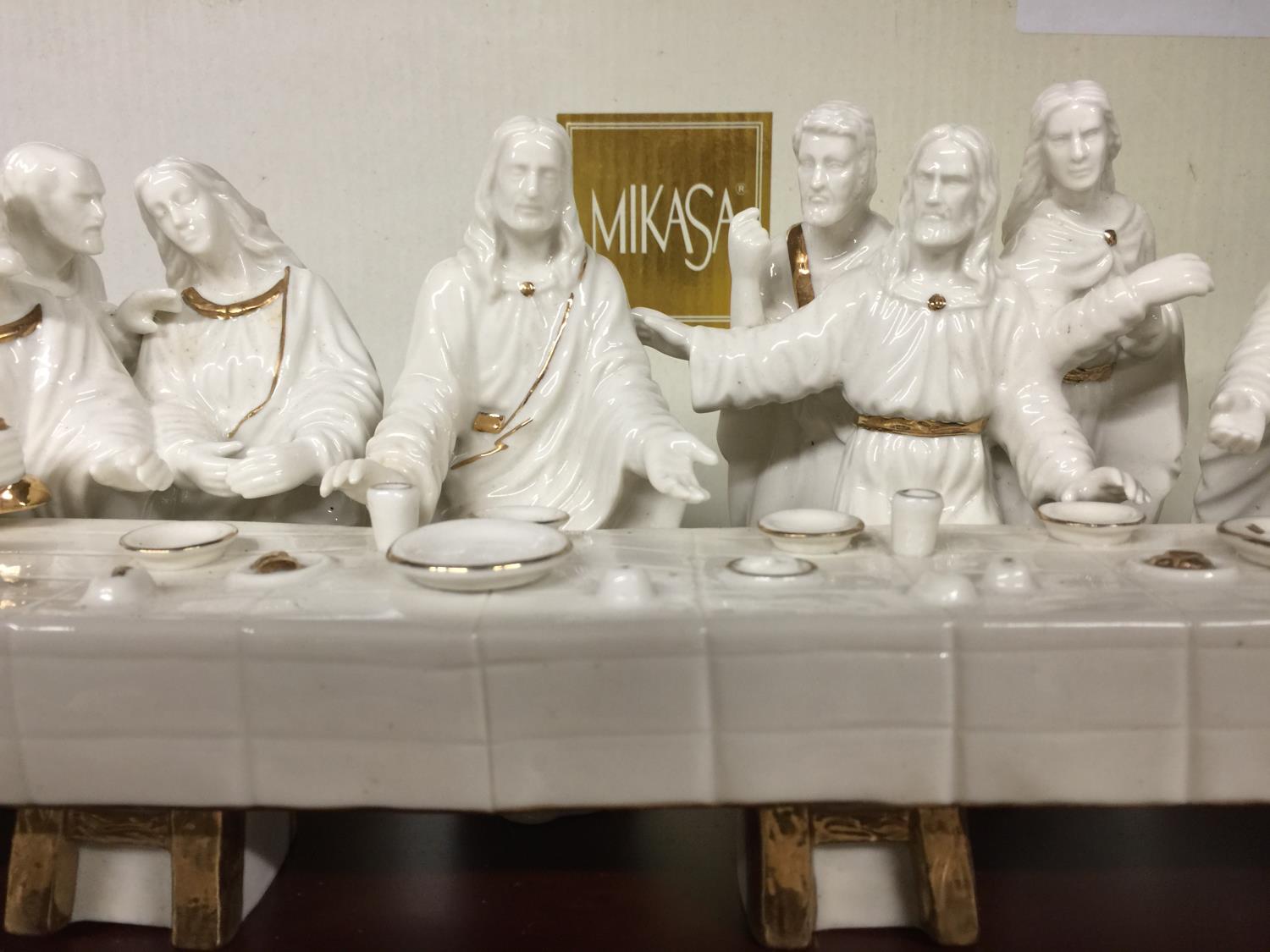 A CERAMIC REPRESENTATION OF JESUS CHRIST WITH HIS DISCIPLES AT THE LAST SUPPER BY MIKASA - Image 2 of 4