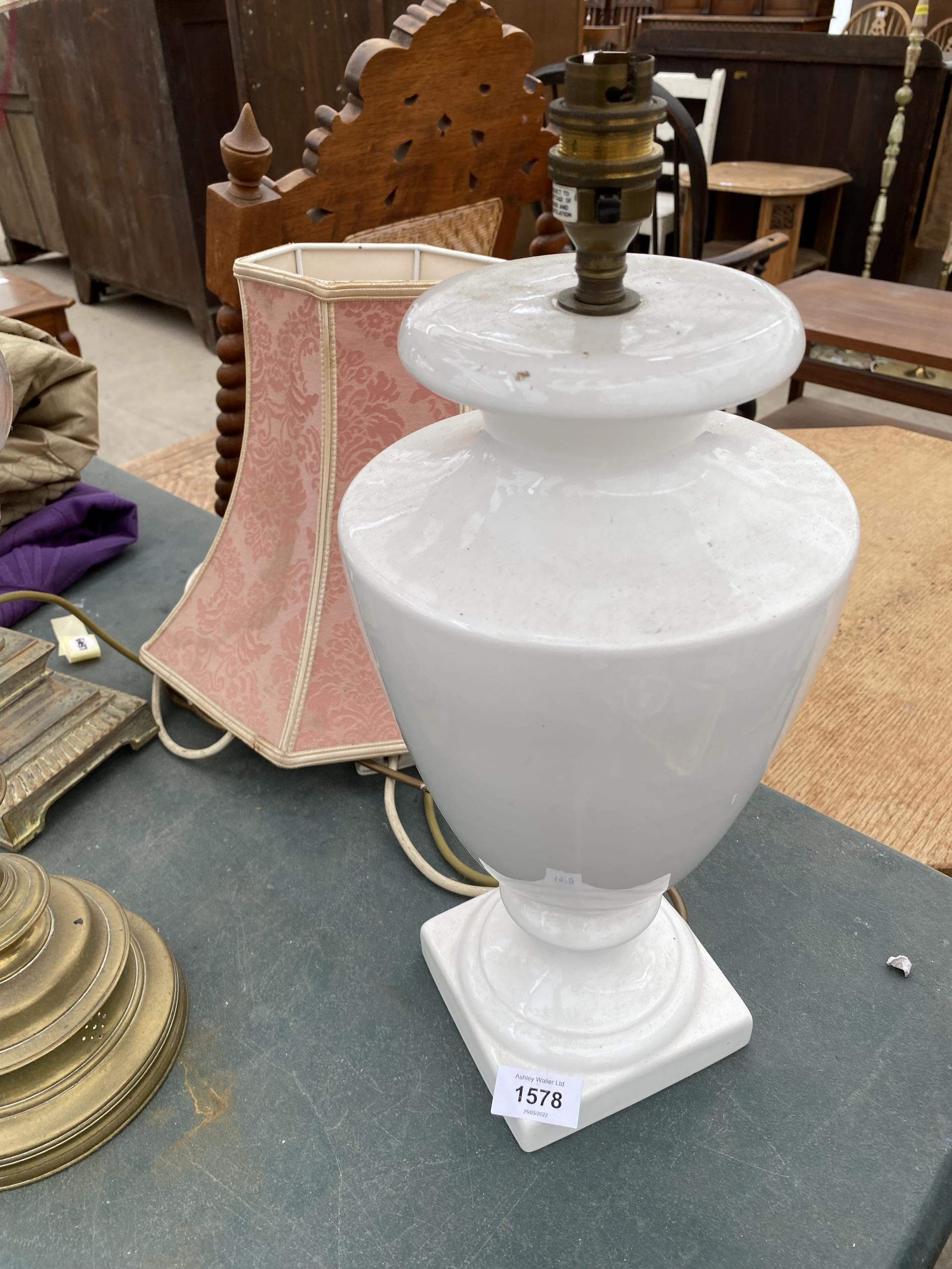 THREE VARIOUS TABLE LAMPS - Image 4 of 5