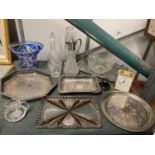 A QUANTITY OF SILVER PLATE AND GLASSWARE TO INCLUDE TRAYS, DECANTERS, JUGS, VASES, ETC
