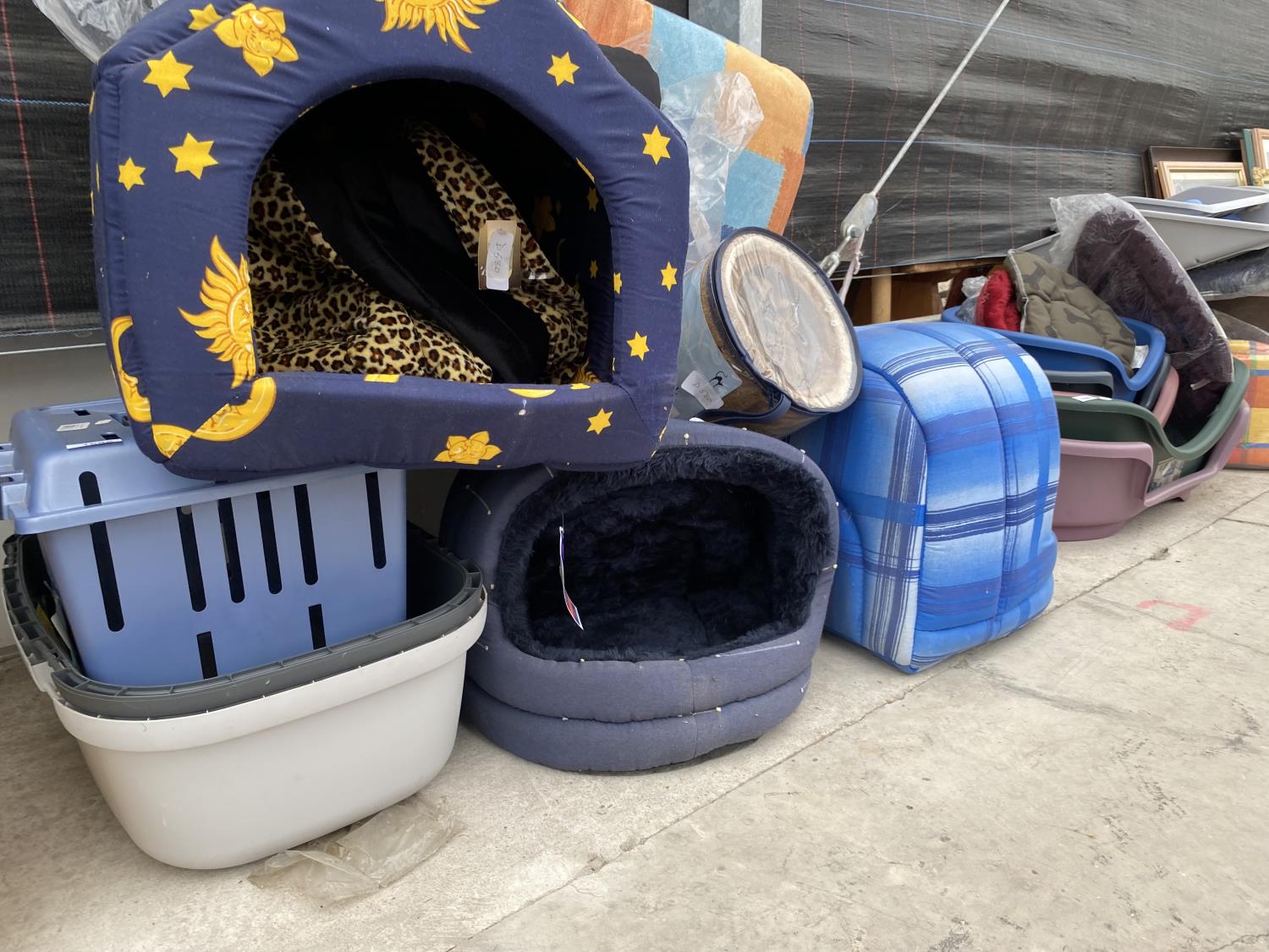 AN ASSORTMENT OF PET ITEMS TO INCLUDE BEDS AND CARRIERS ETC - Image 5 of 18