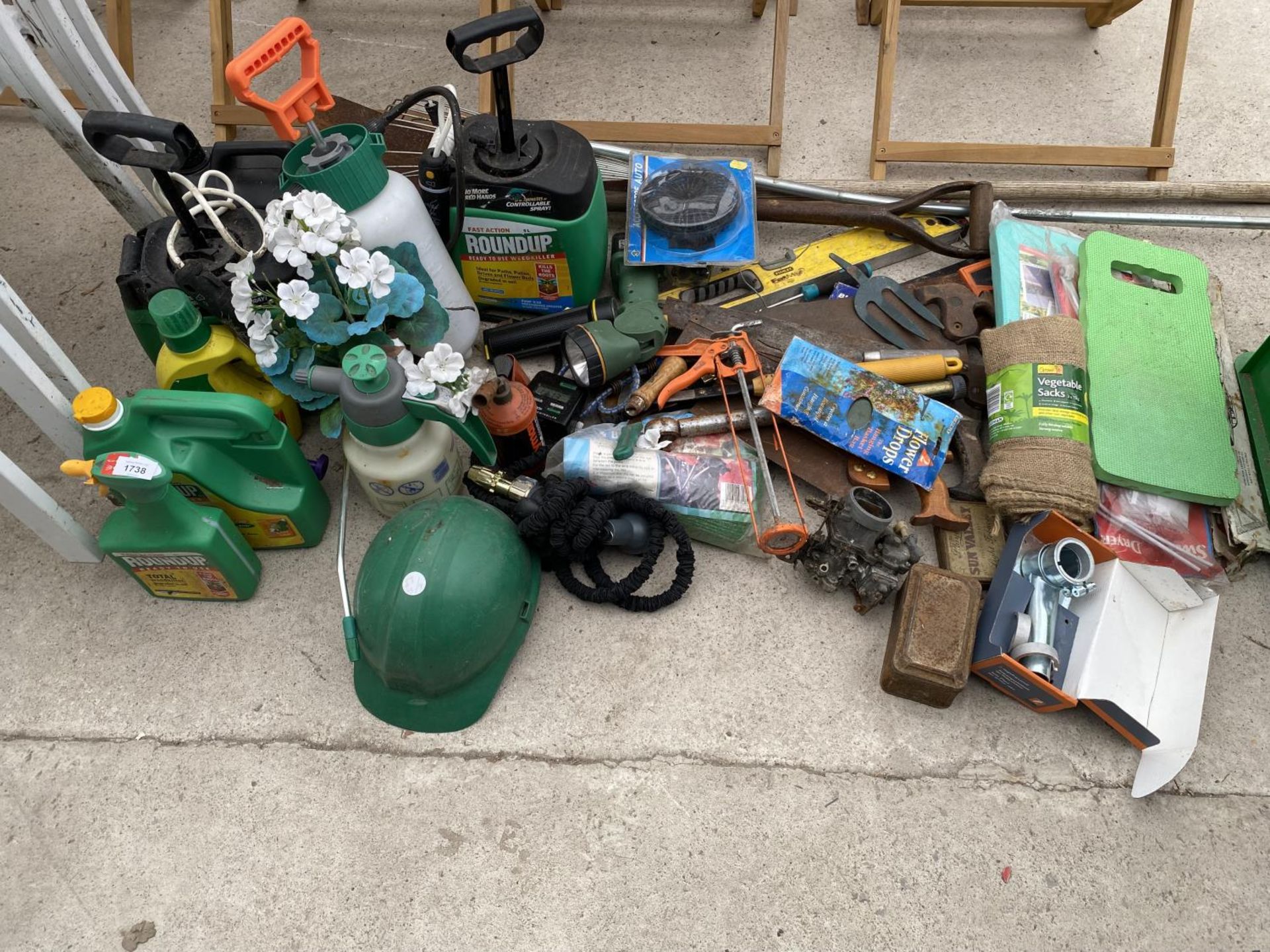 AN ASSORTMENT OF ITEMS TO INCLUDE GARDEN SPRAYERS, VINTAGE TOOLS AND TINS ETC - Image 2 of 12