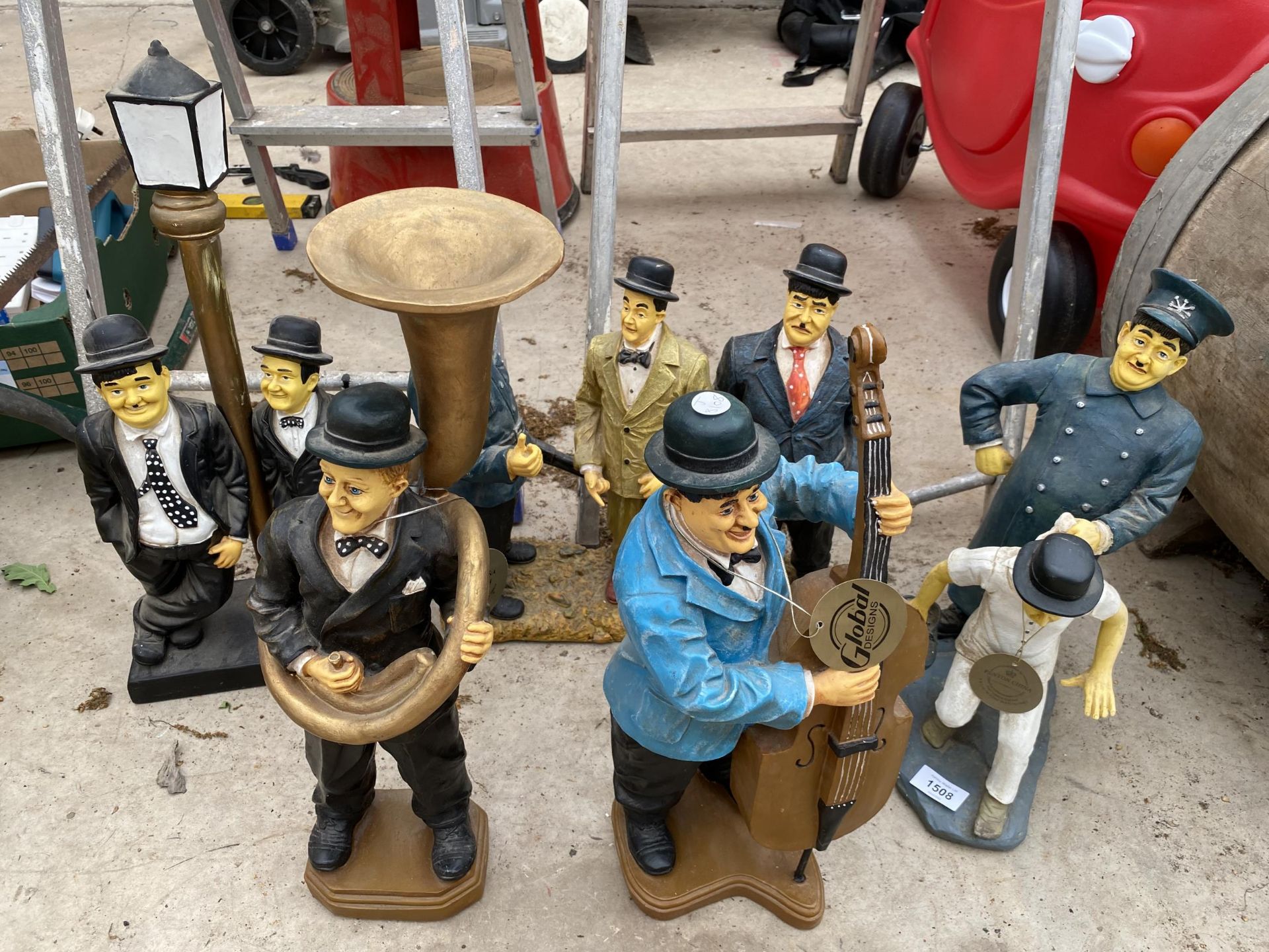 AN ASSORTMENT OF RESIN FIGURES TO INCLUDE LAUREL AND HARDY ETC