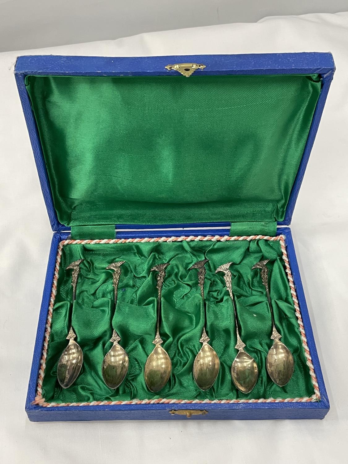 A BOXED SET OF SIX DECORATIVE SPOONS MARKED 800