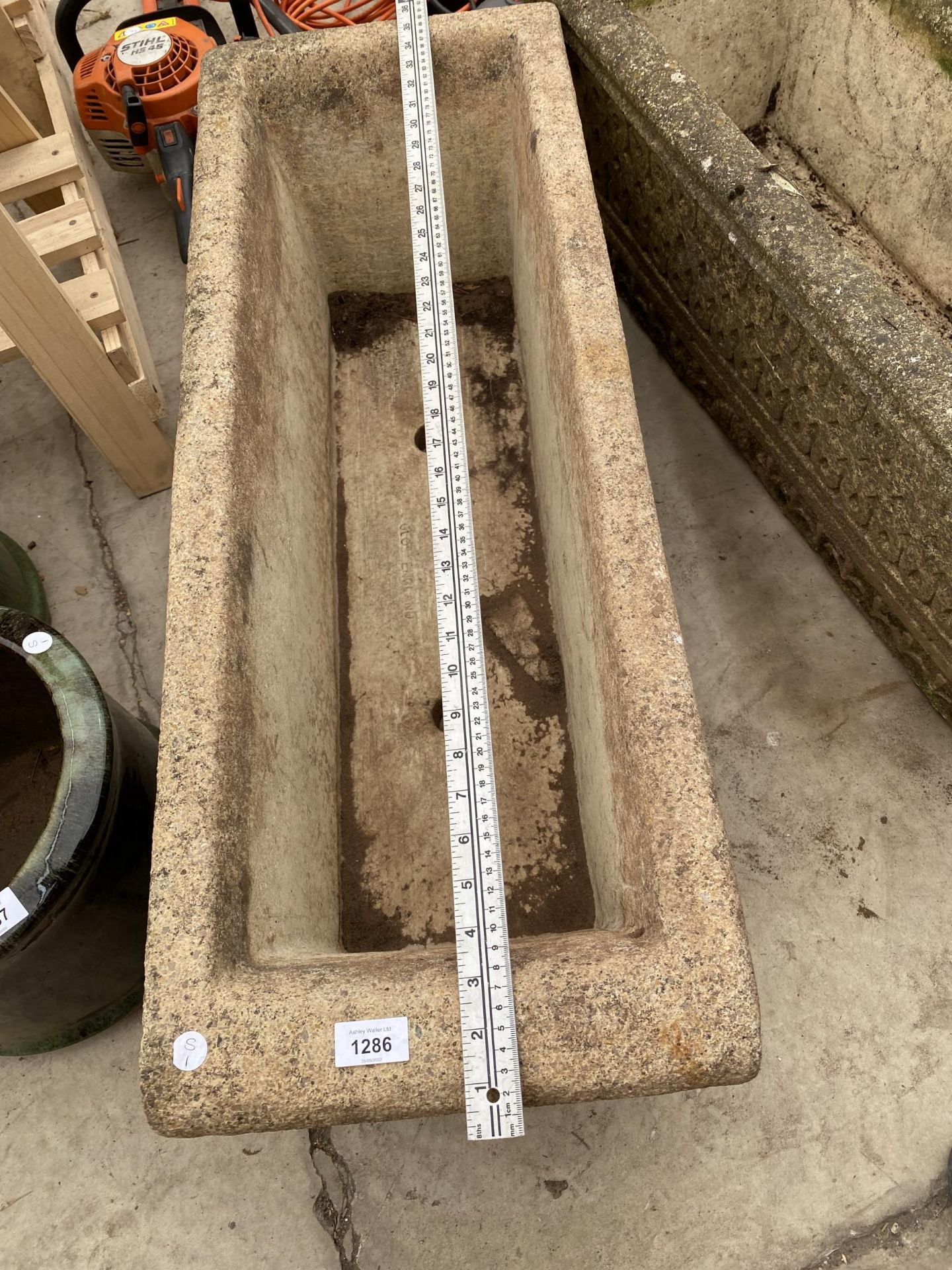 A RECONSTITUTED STONE PLANTER TROUGH (L:92CM W:34CM D:26CM) - Image 4 of 6