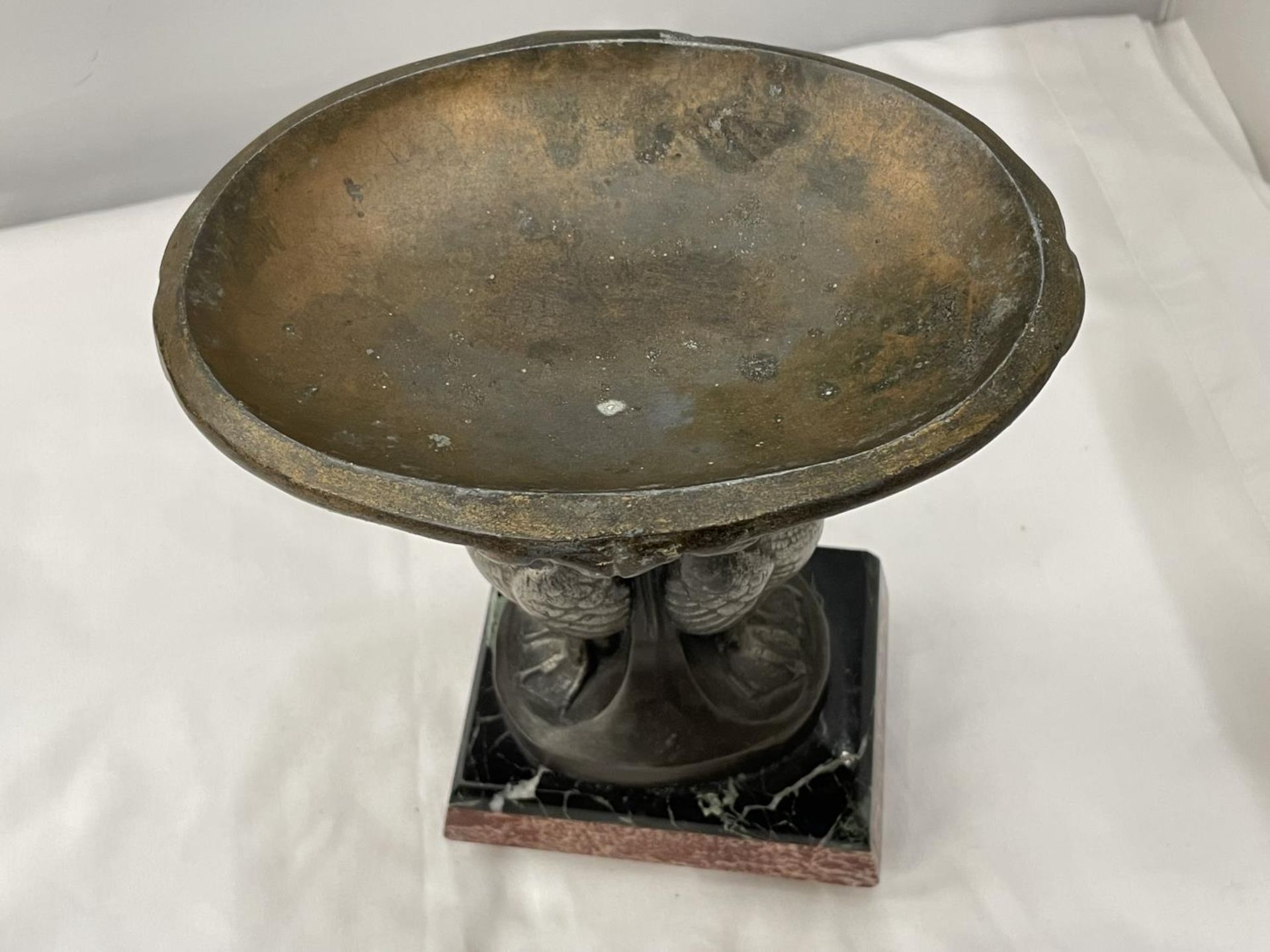 A METAL PEDESTAL DISH WITH SWAN DESIGN ON A MARBLE BASE 24CM HIGH - Image 5 of 5