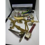 A BOX CONTAINING VARIOUS COLLECTIBLE ITEMS TO INCLUDE WATCHES, KEYRINGS, BADGES, BRACLETS. BUTTONS