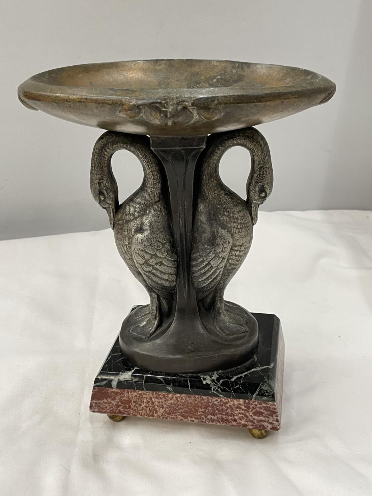A METAL PEDESTAL DISH WITH SWAN DESIGN ON A MARBLE BASE 24CM HIGH - Image 4 of 5