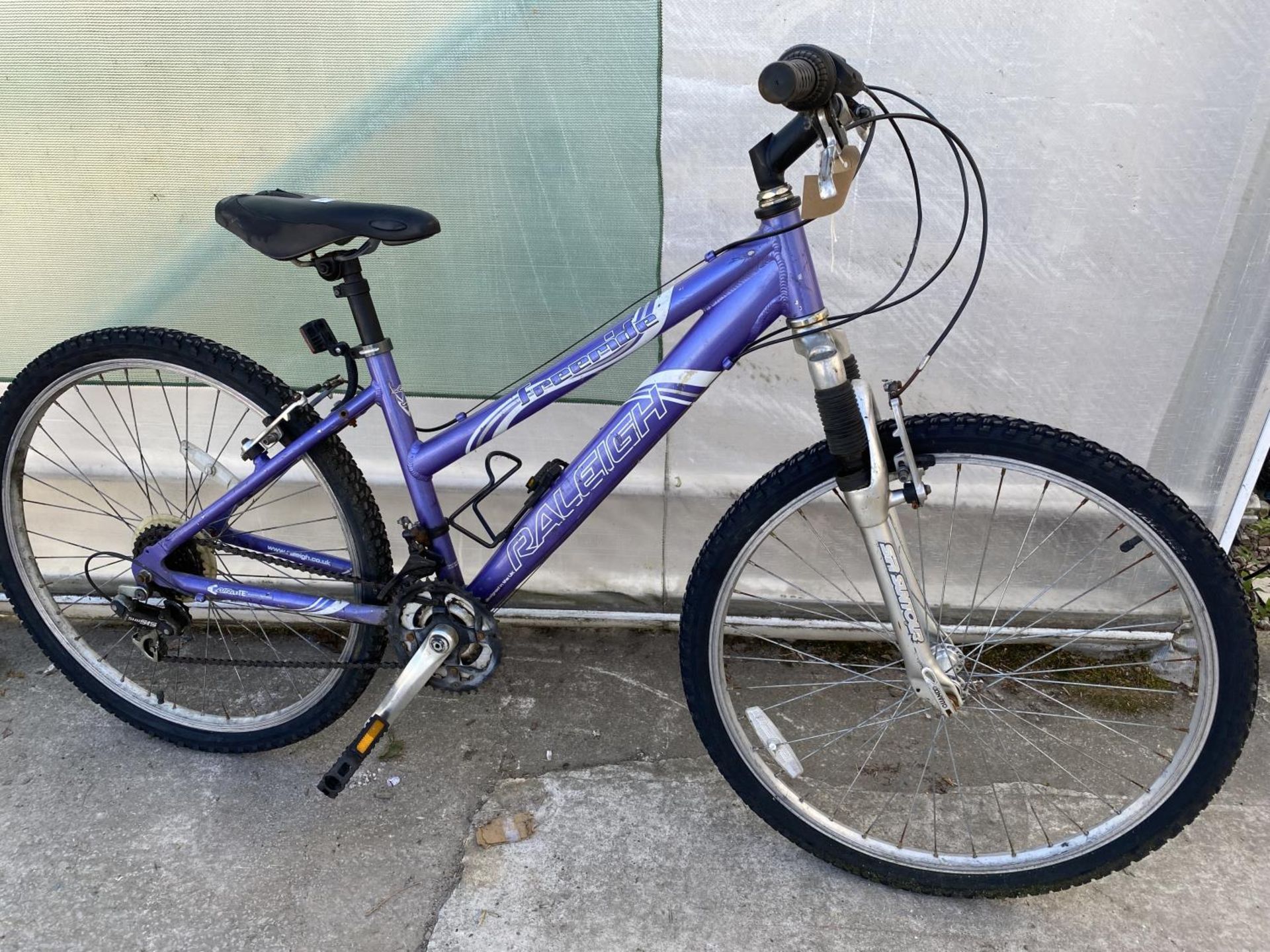 A LADIES RALEIGH FREERIDE BIKE WITH FRONT SUSPENSION AND 18 SPEED GEAR SYSTEM