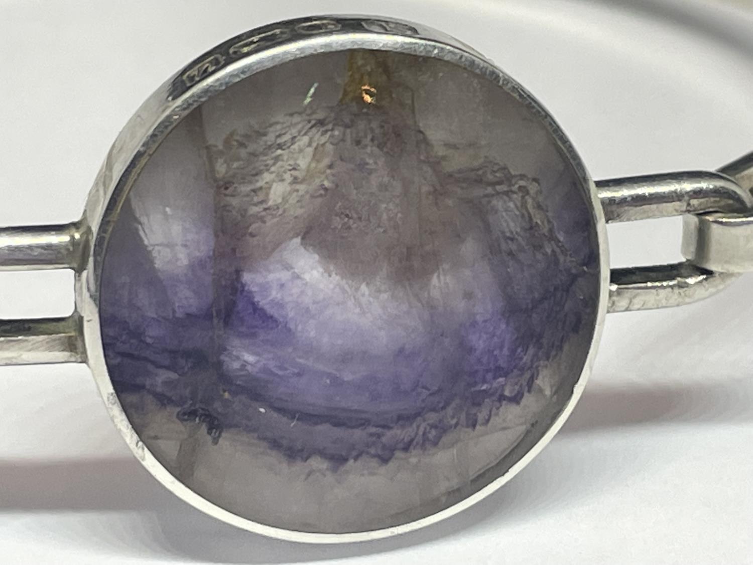 A HALLMARKED SHEFFIELD SILVER BANGLE WITH A BLUE JOHN STONE - Image 2 of 4