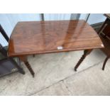 AN EARLY 20TH CENTURY OAK OCCASIONAL TABLE ON BARLEYTWIST LEGS, 32X18"