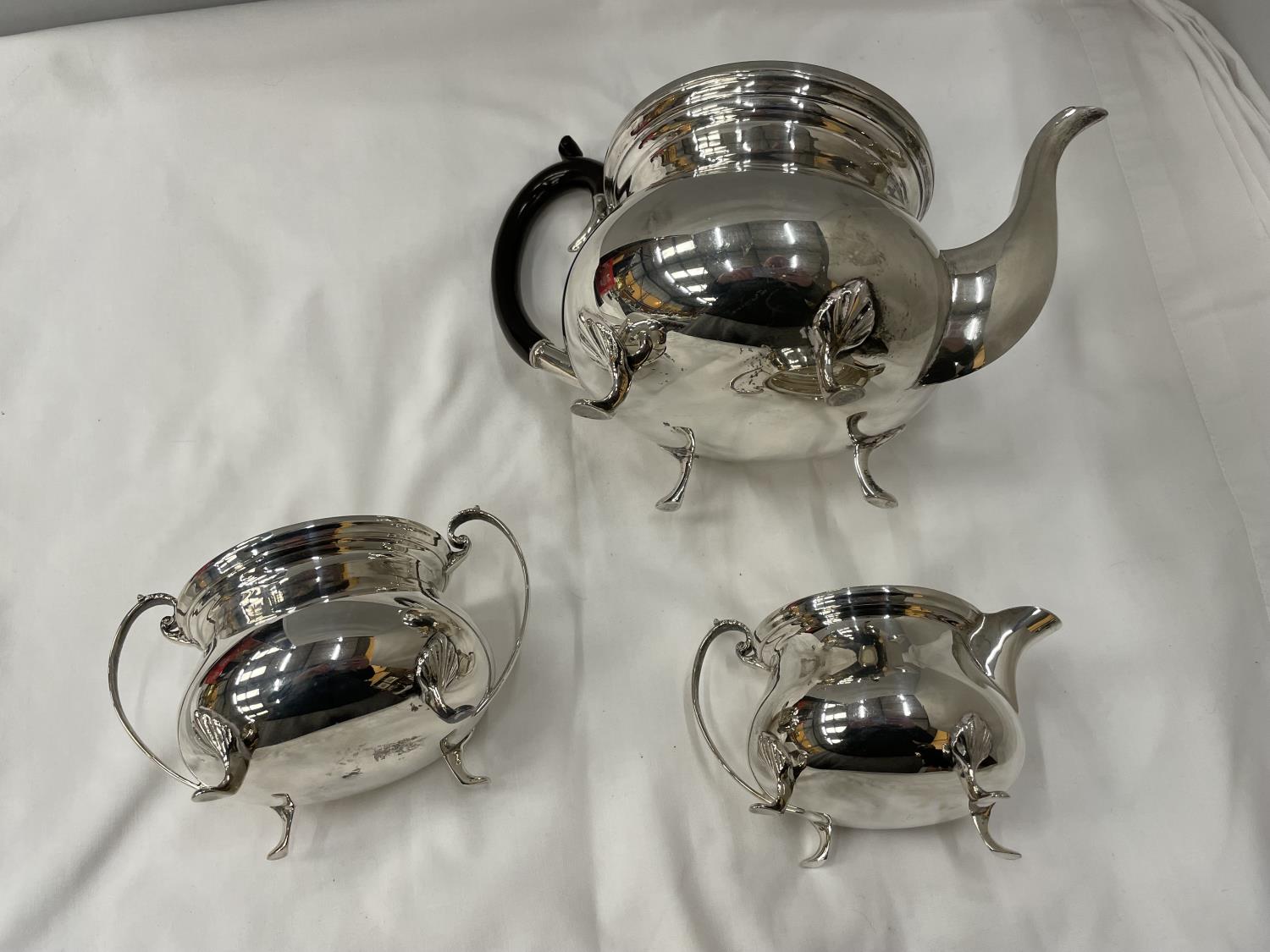 A THREE PIECE HALLMARKED BIRMINGHAM SILVER TEA SET TO INCLUDE A TEAPOT, TWIN HANDLED SUGAR BOWL - Image 8 of 10