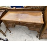 A MID 20TH CENTURY KNEEHOLE WALNUT AND CROSSBANDED DRESSING TABLE, 44.5" WIDE