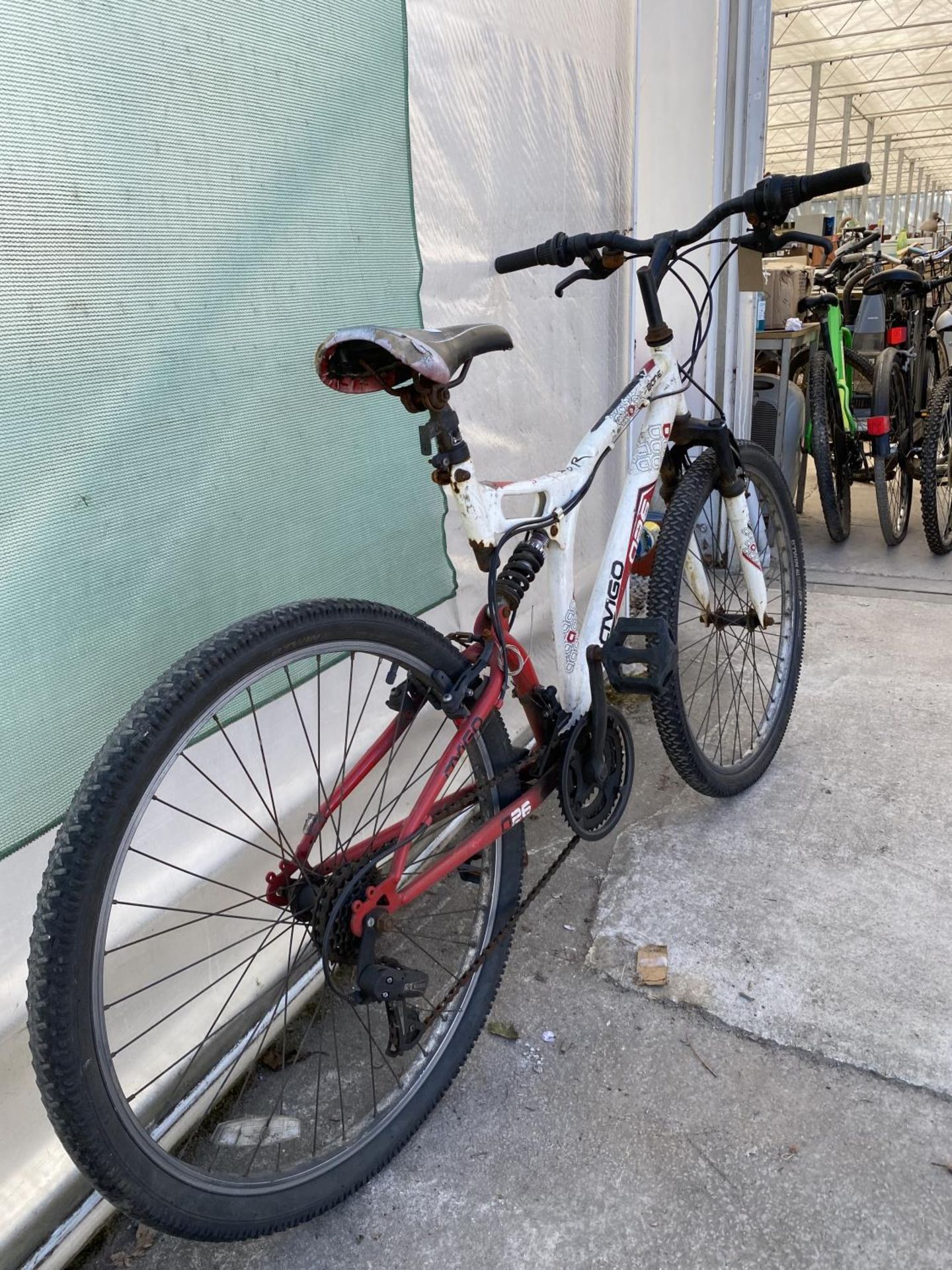 A GENTS AMIGO MOUNTAIN BIKE WITH FRONT AND REAR SUSPENSION AND AN 18 SPEED GEAR SYSTEM - Image 2 of 3