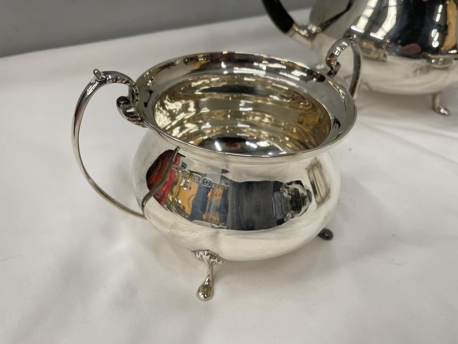 A THREE PIECE HALLMARKED BIRMINGHAM SILVER TEA SET TO INCLUDE A TEAPOT, TWIN HANDLED SUGAR BOWL - Image 3 of 10