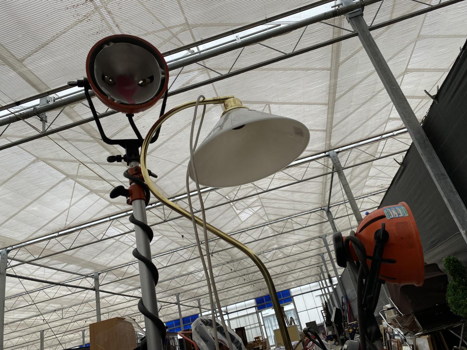 THREE VARIOUS LAMPS TO INCLUDE TWO TRIPOD WORK LIGHTS AND A STANDARD LAMP - Image 8 of 9