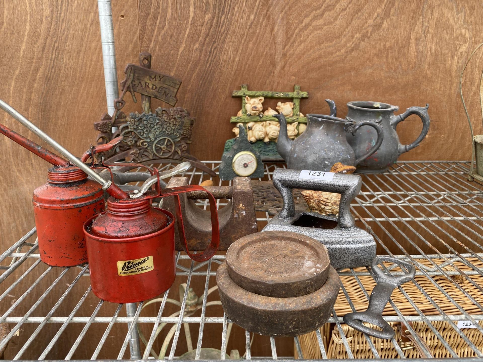 A LARGE ASSORTMENT OF VINTAGE ITEMS TO INCLUDE TWO PEWTER KETTLES, TWO PUMP ACTION OIL CANS A MINCER - Image 2 of 4