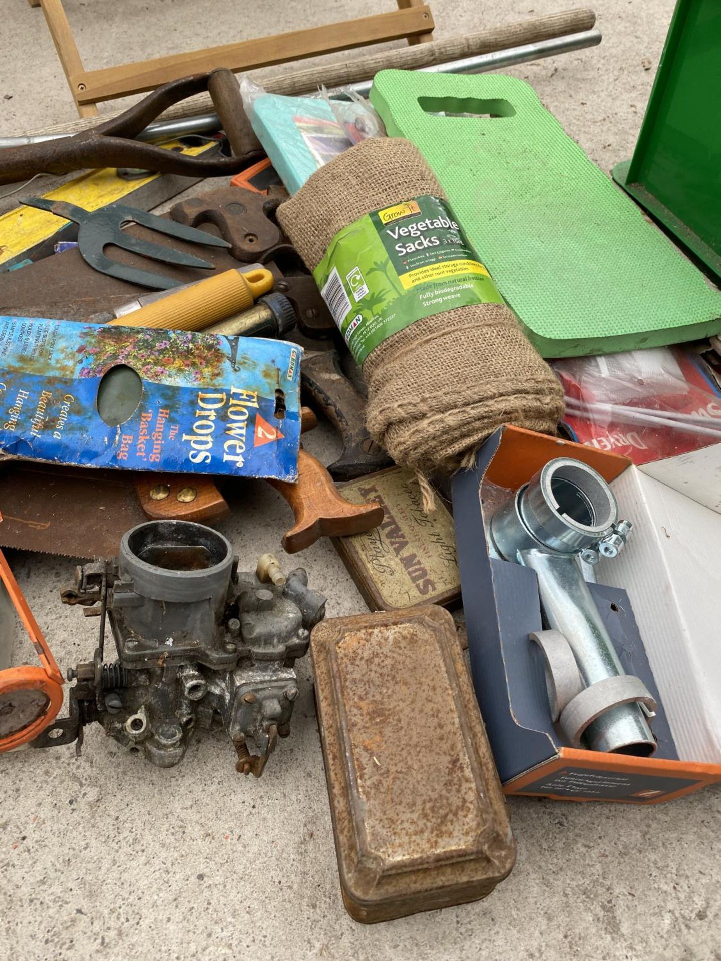 AN ASSORTMENT OF ITEMS TO INCLUDE GARDEN SPRAYERS, VINTAGE TOOLS AND TINS ETC - Image 12 of 12