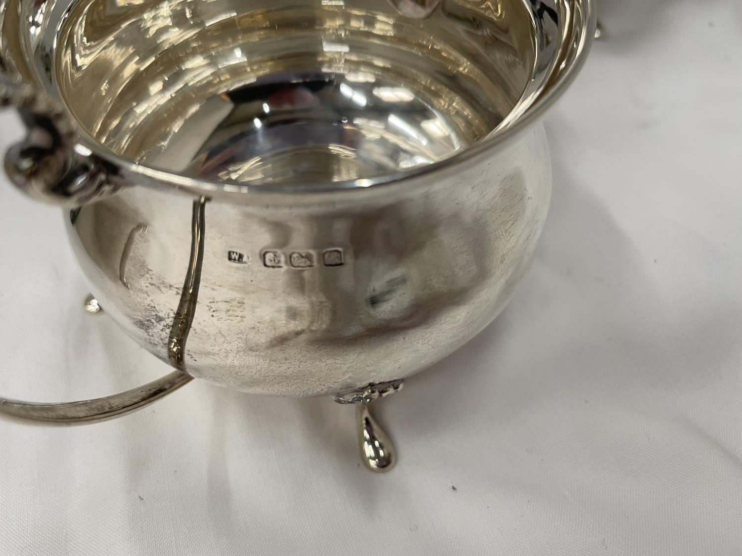 A THREE PIECE HALLMARKED BIRMINGHAM SILVER TEA SET TO INCLUDE A TEAPOT, TWIN HANDLED SUGAR BOWL - Image 7 of 10