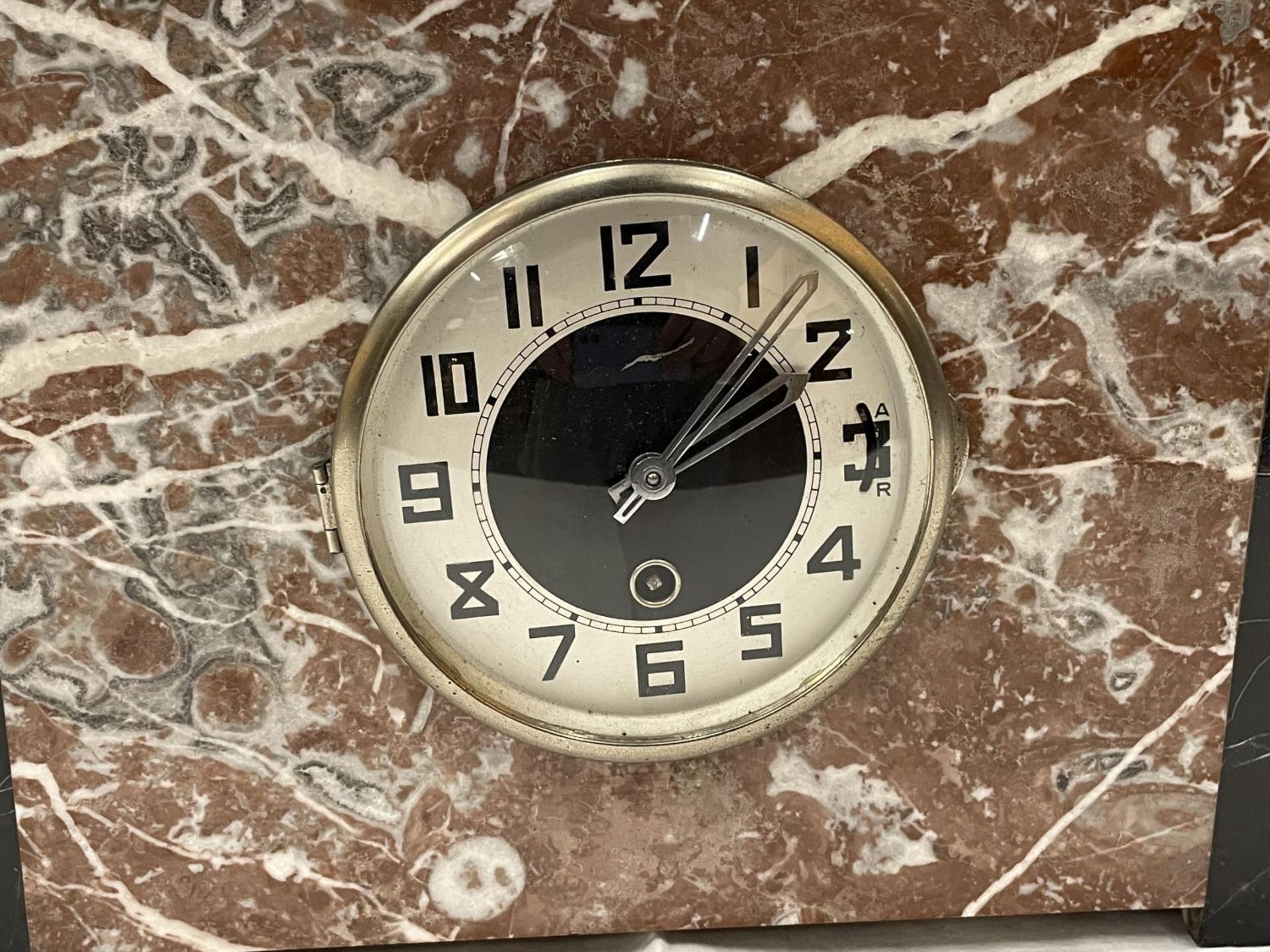 A MARBLE CLOCK WITH GARNITURES IN AN ART DECO STYLE - Image 6 of 9