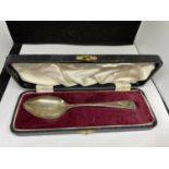A BOXED HALLMARKED SHEFFIELD SILVER SPOON WITH ENGRAVING
