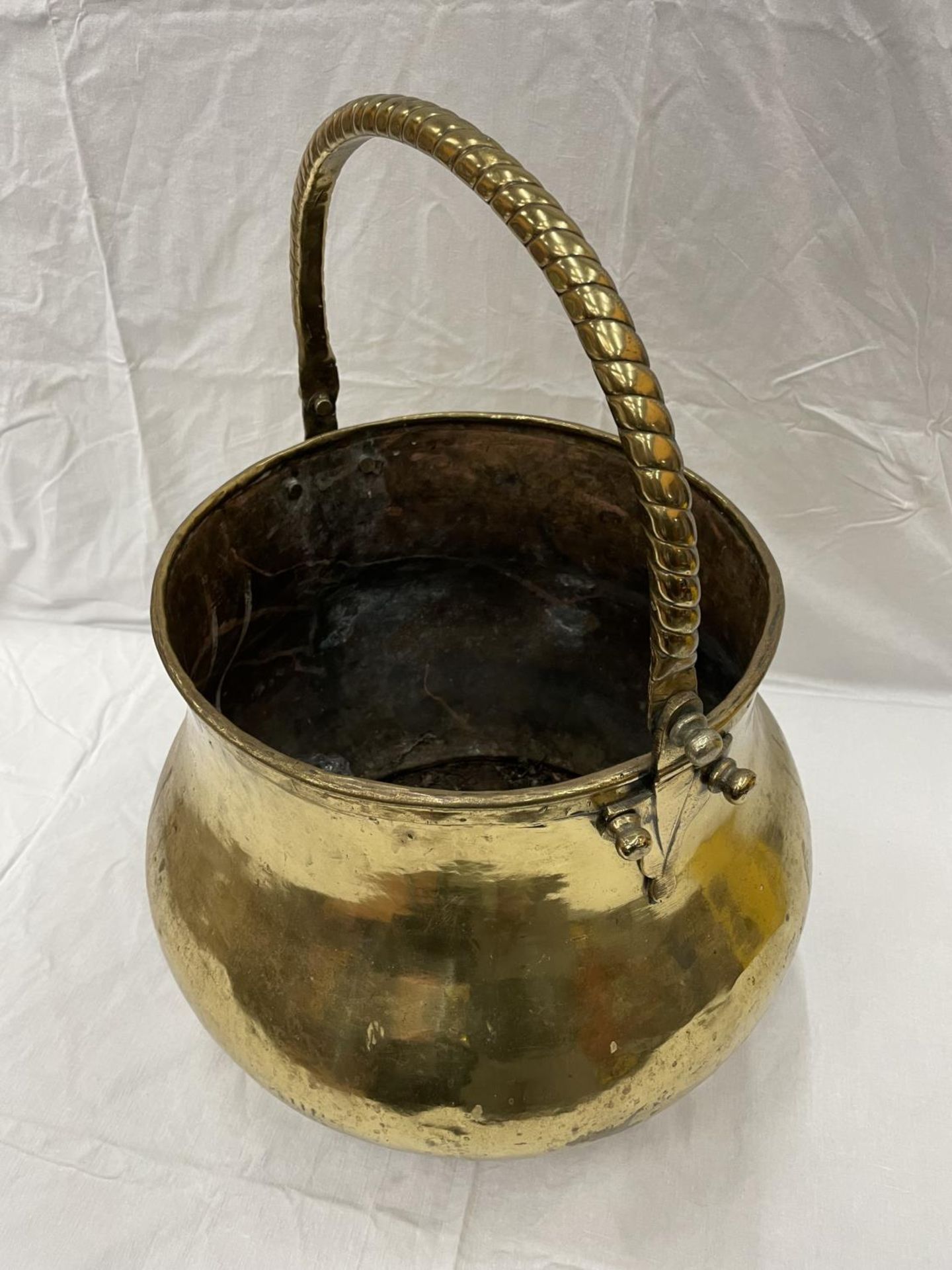 A VERY LARGE BRASS CAULDRON WITH THREE BALL FEET AND A ROPE DESIGN, HANDLE HEIGHT 43CM - Image 4 of 6